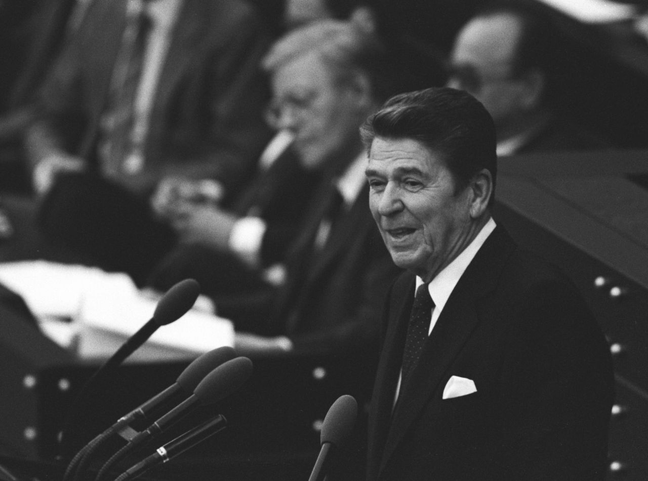 Ronald Reagan, Präsident der USA, bei einer Rede vor dem deutschen Bundestag in Bonn, 1982.