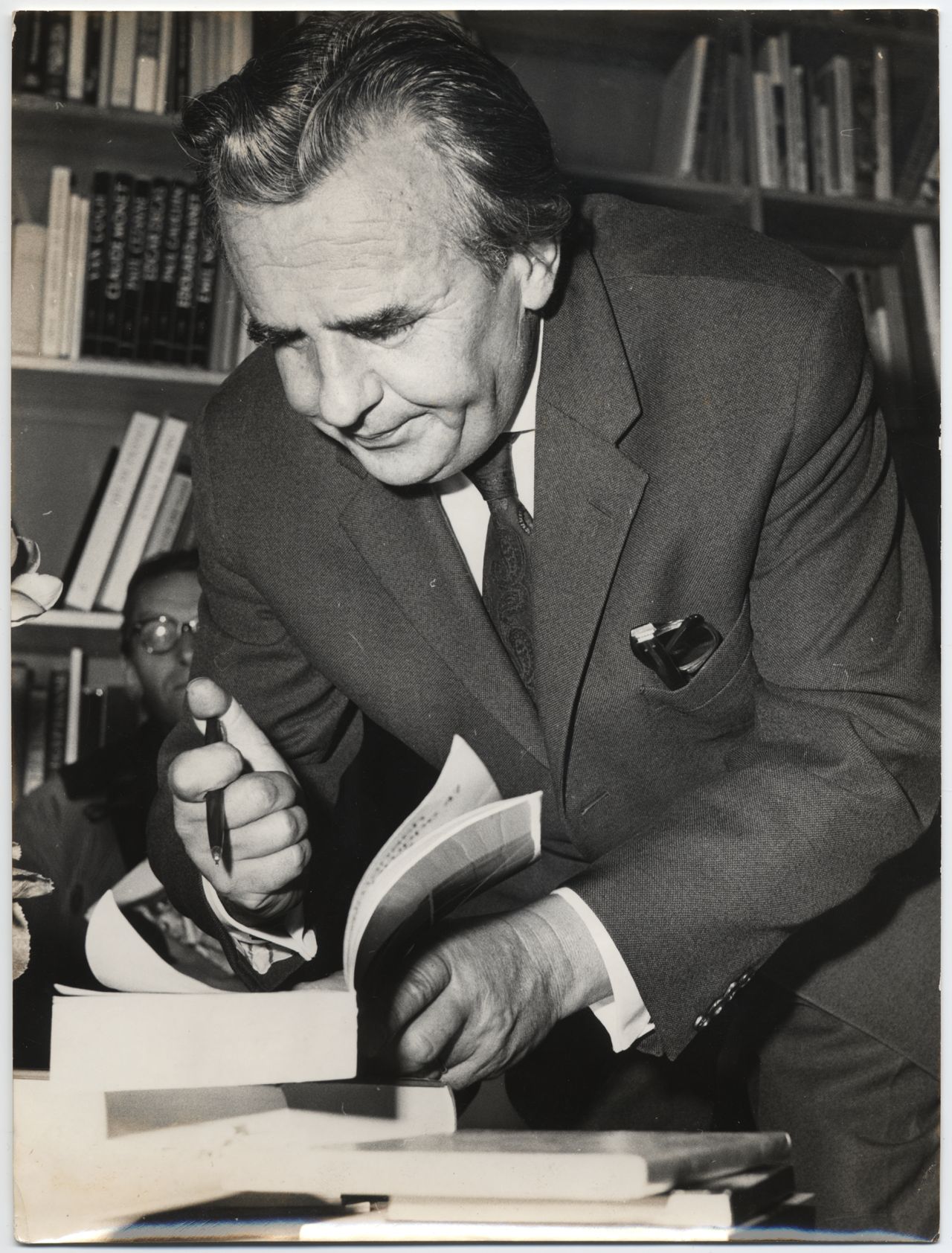 Der Schriftsteller Hans Werner Richter signiert in der Berliner Bücherstube Schoeller seine Bücher.