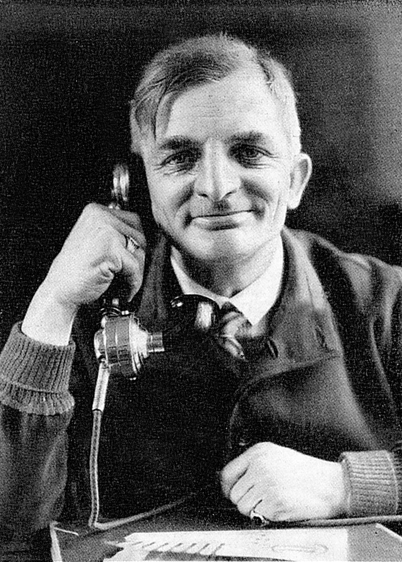 Die undatierte Fotografie zeigt den deutschen Schriftsteller Joachim
Ringelnatz bei einem Telefongespräch.