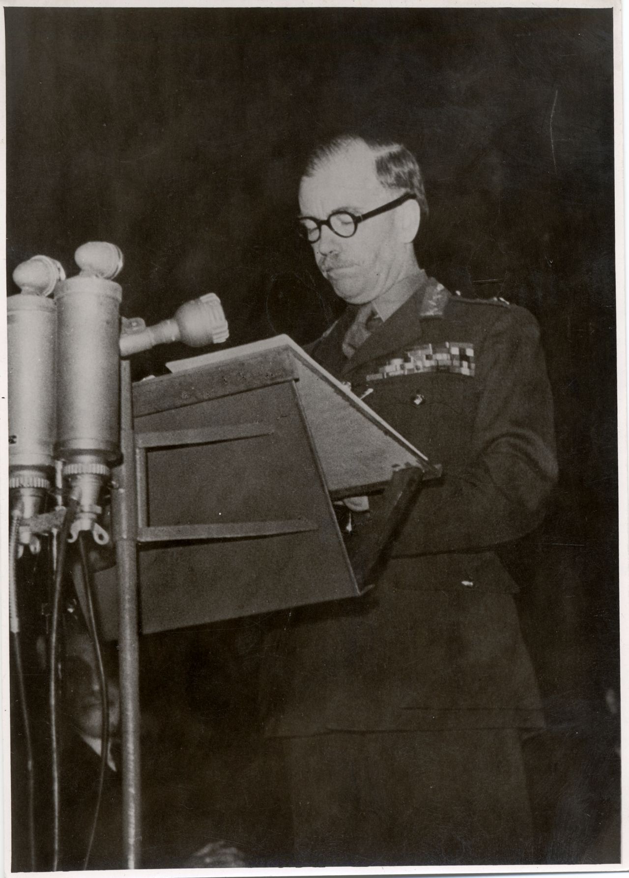 General Brian Robertson, Oberbefehlshaber der britischen Besatzungszone, während einer Rede vor dem Landtag von Nordrhein-Westfalen, April 1948.