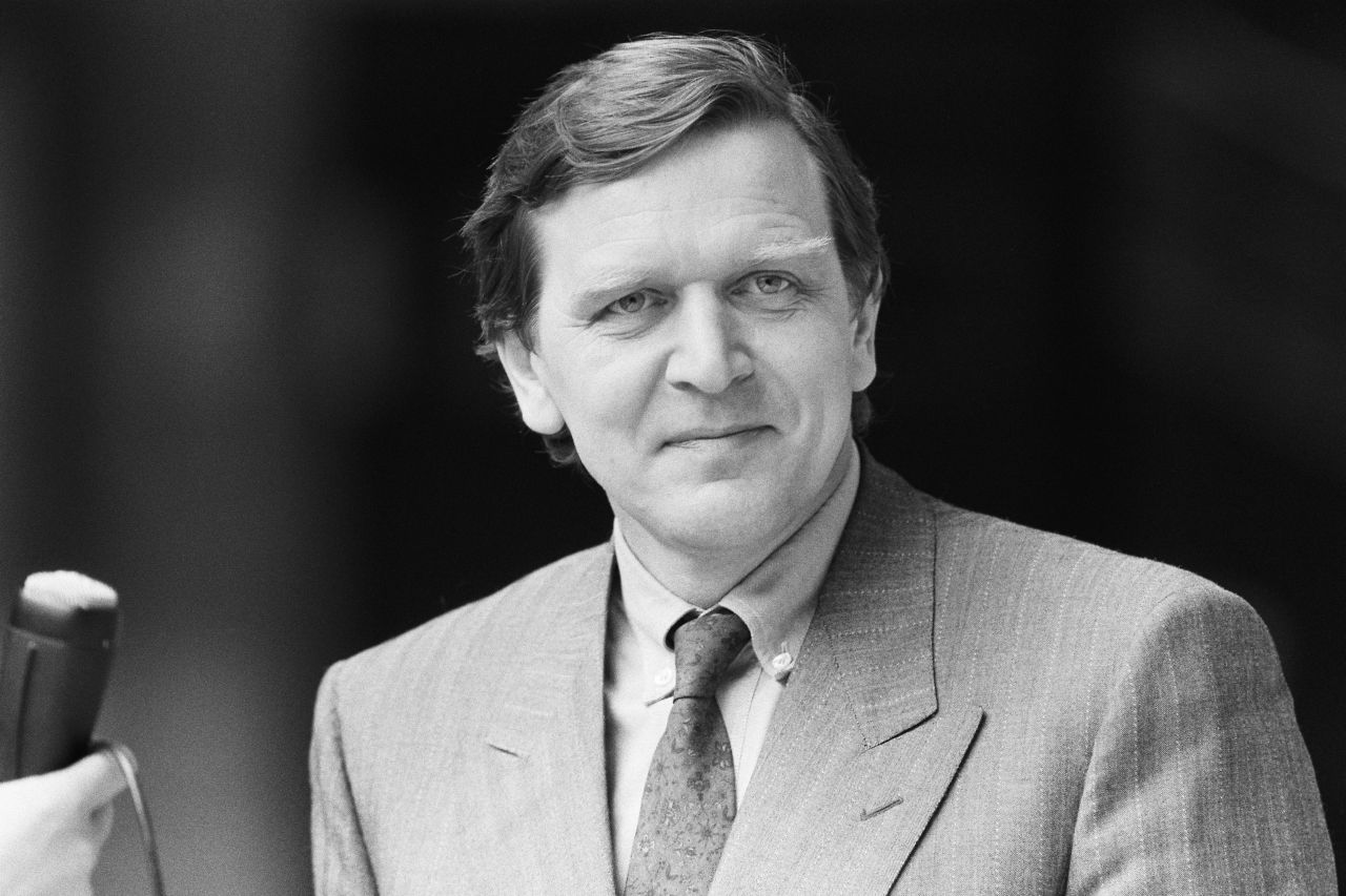 Porträtfoto des SPD-Politikers und Bundestagsmitglieds Gerhard Schröder, 1986.