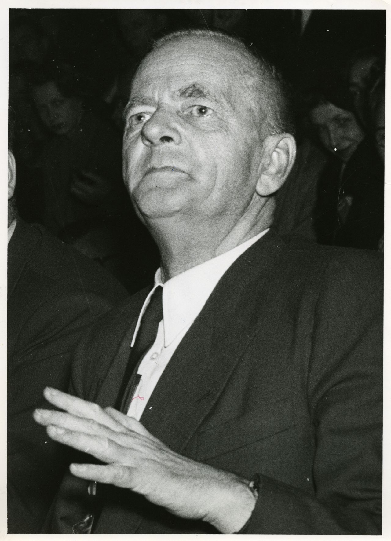 Porträt des Politkers Kurt Schumacher, der nach Kriegsende eine zentrale Rolle beim Wiederaufbau der SPD einnimmt.