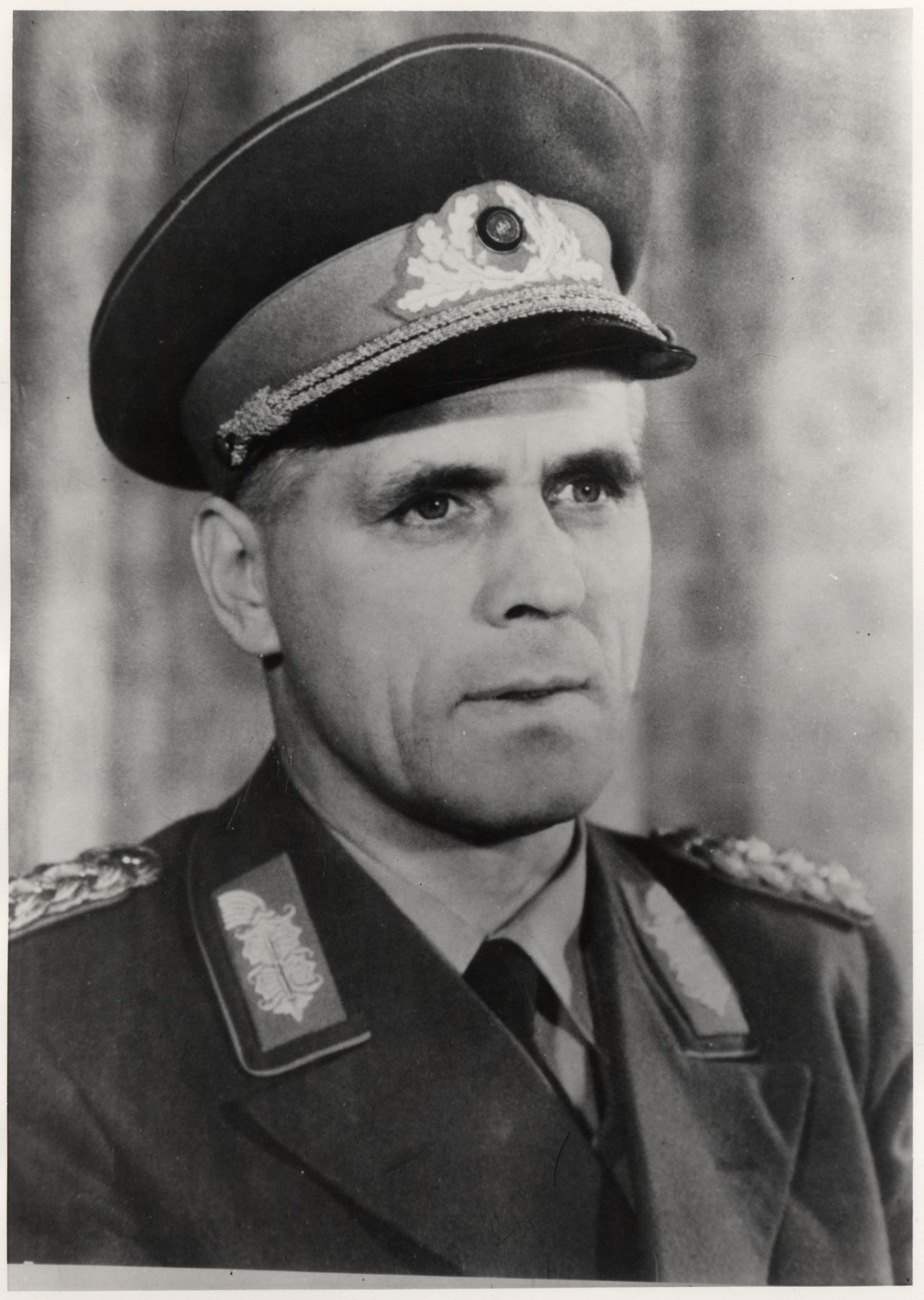Porträtfoto von Generaloberst und DDR-Verteidigungsminister Willi Stoph, 1957.