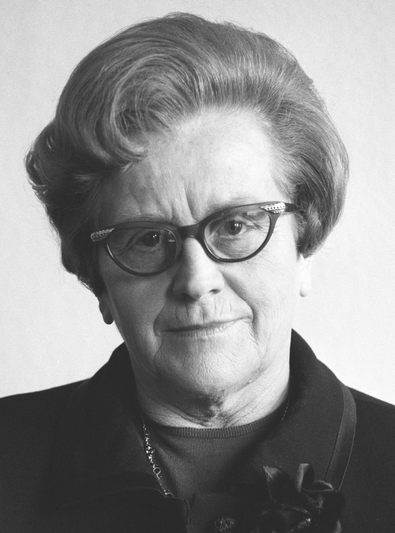 Porträtfotografie von Käte Strobel, Bundesministerin für Gesundheit (1966-1969), Bundesministerin für Jugend, Familie und Gesundheit (1969-1972).