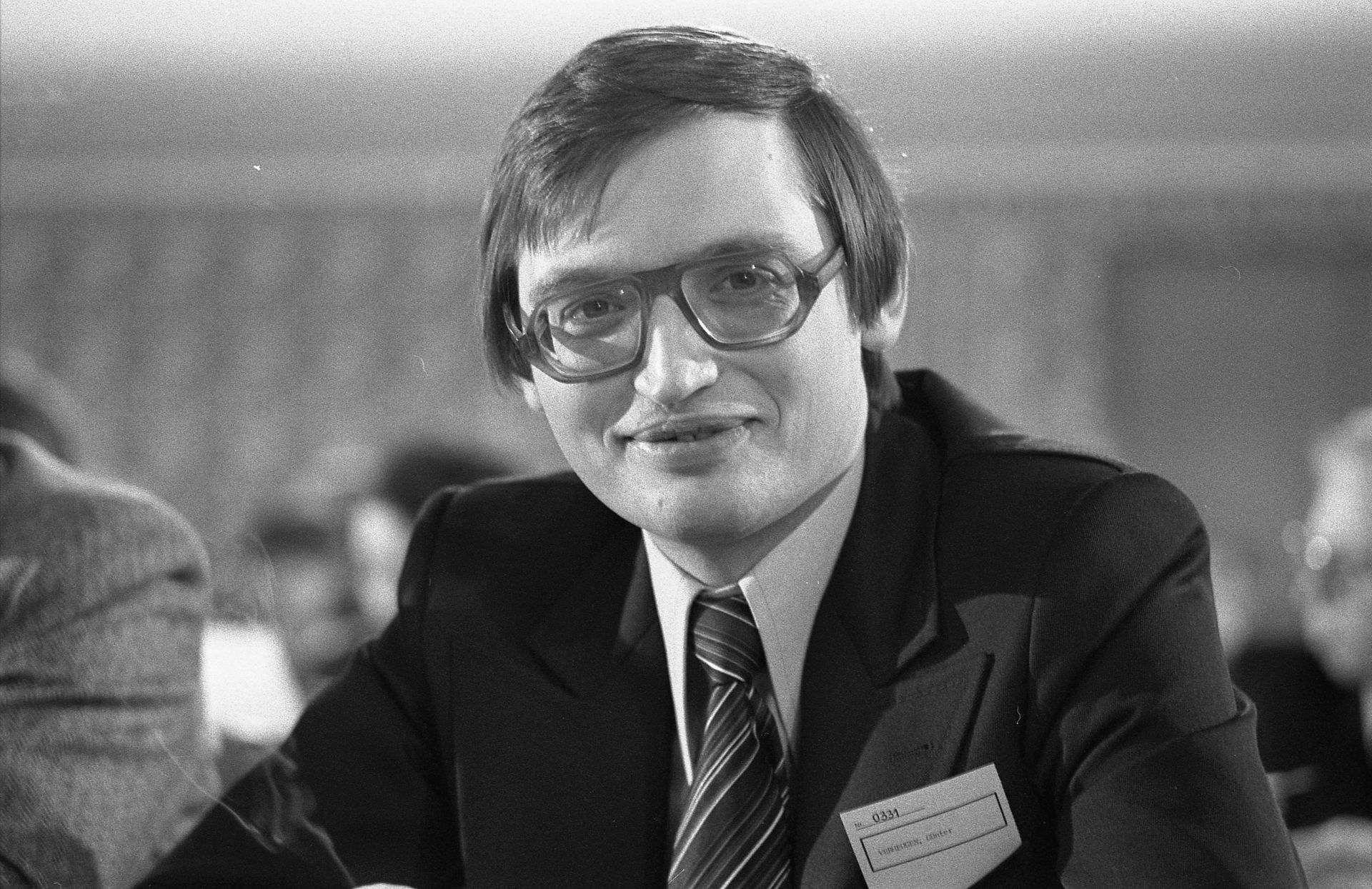 Fotografie des Politikers Günter Verheugen auf dem 27. Bundesparteitag der F.D.P in Frankfurt am Main, 1976.