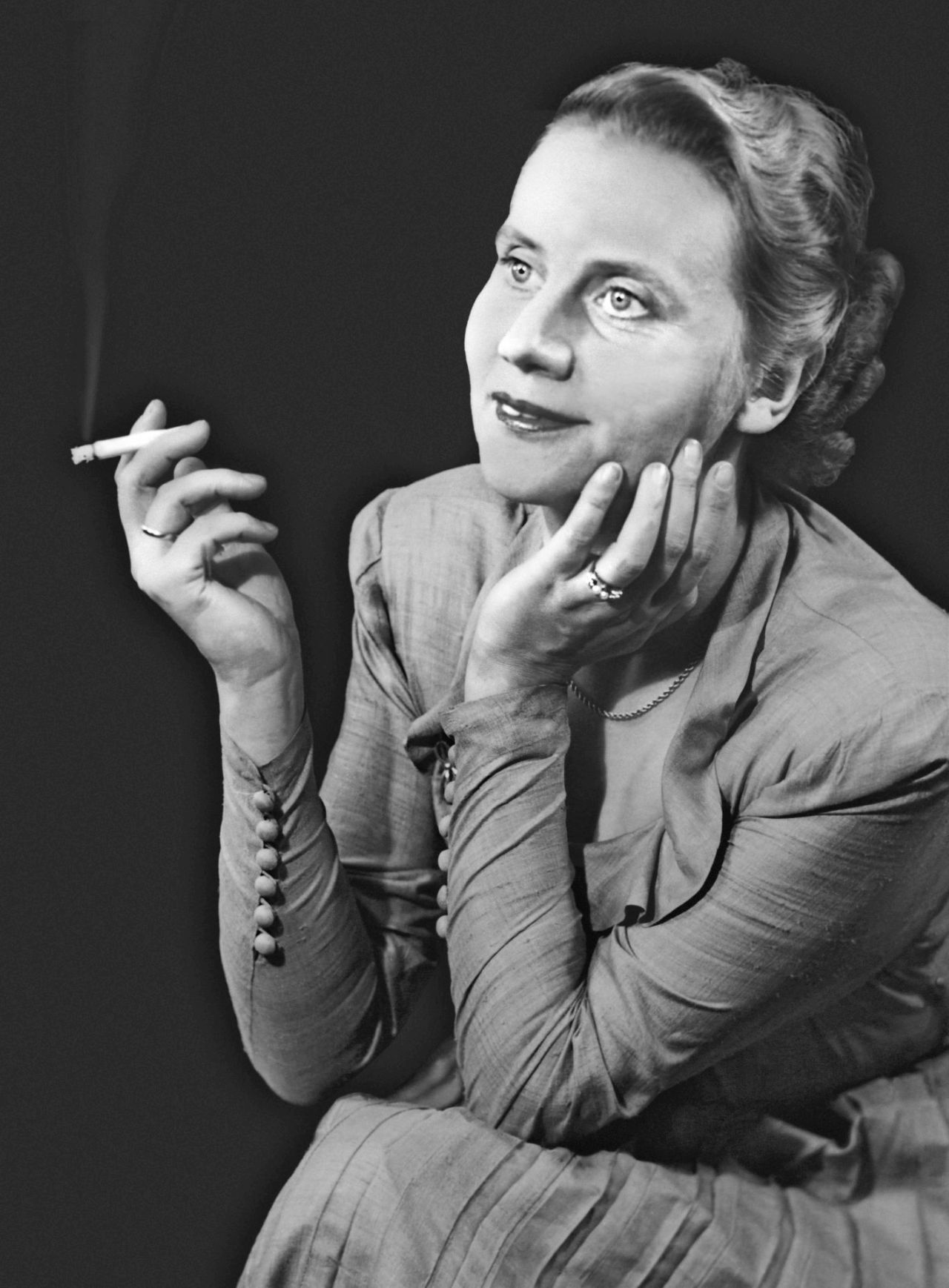 Porträt der Fotografin Erna Wagner-Hehmke. 1948 erhält sie den Auftrag, die Arbeit des Parlamentarischen Rates und damit die Gründung der Bundesrepublik Deutschland fotografisch zu begleiten.