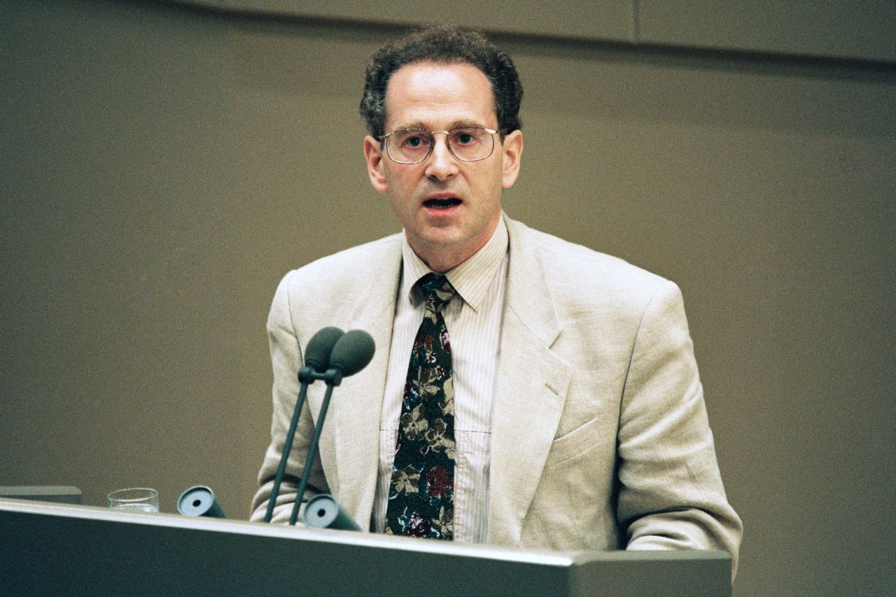 Konrad Weiß, Mitglied des Deutschen Bundestages (Gruppe Bündnis 90/ die Grünen), während einer Debatte zur Neufassung des Asylrechts, 1993.