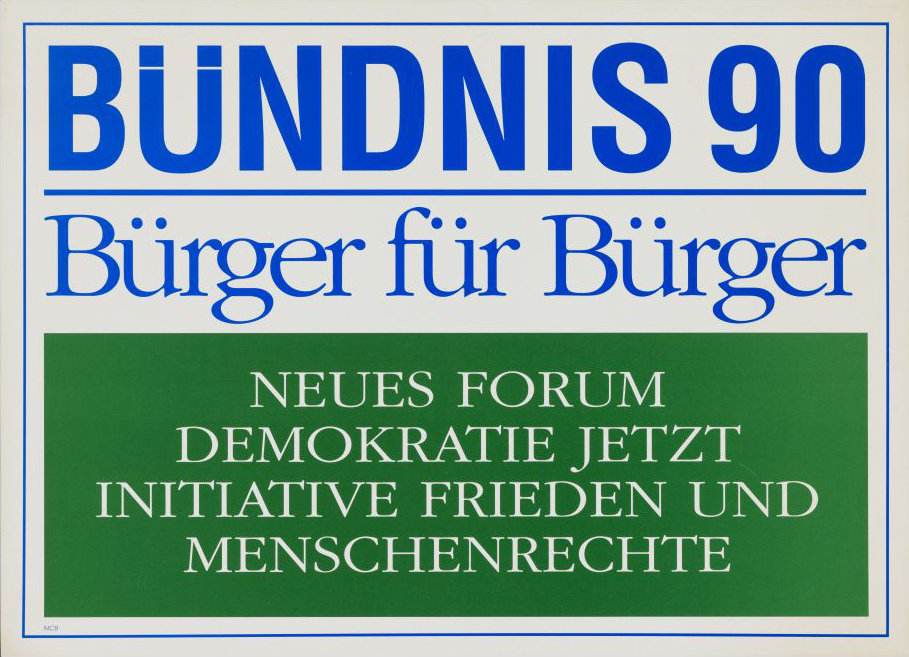 Druck auf weißem Papier, zweifarbig, blau, grün, Text oben blau auf weiß: Bündnis 90 Bürger für Bürger, unten weiß/negativ im grünen Feld in Großbuchstaben: Neues Forum, Demokratie Jetzt, Initiative Frieden und Menschenrechte, blauer Rahmen, links unten blau 