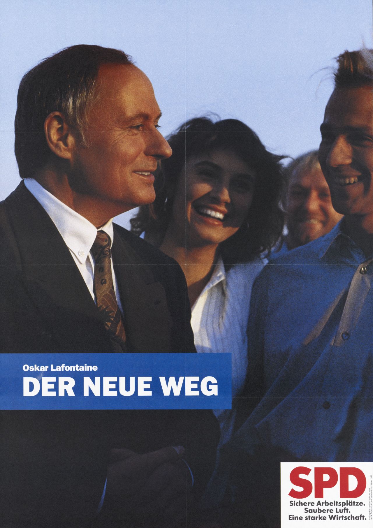 Plakat mit farbigem Foto Oskar Lafontaines, der sich in einer Gruppe von jungen Leuten aufhält. links unten befindet sich ein blaues Rechteck mit weißer Schrift: Oskar Lafontaine  Der neue Weg, darunter, in der rechten Ecke, ein weißes Rechteck mit Text: SPD (rot) und Sichere Arbeitsplätze. Saubere Luft. Eine starke Wirtschaft.