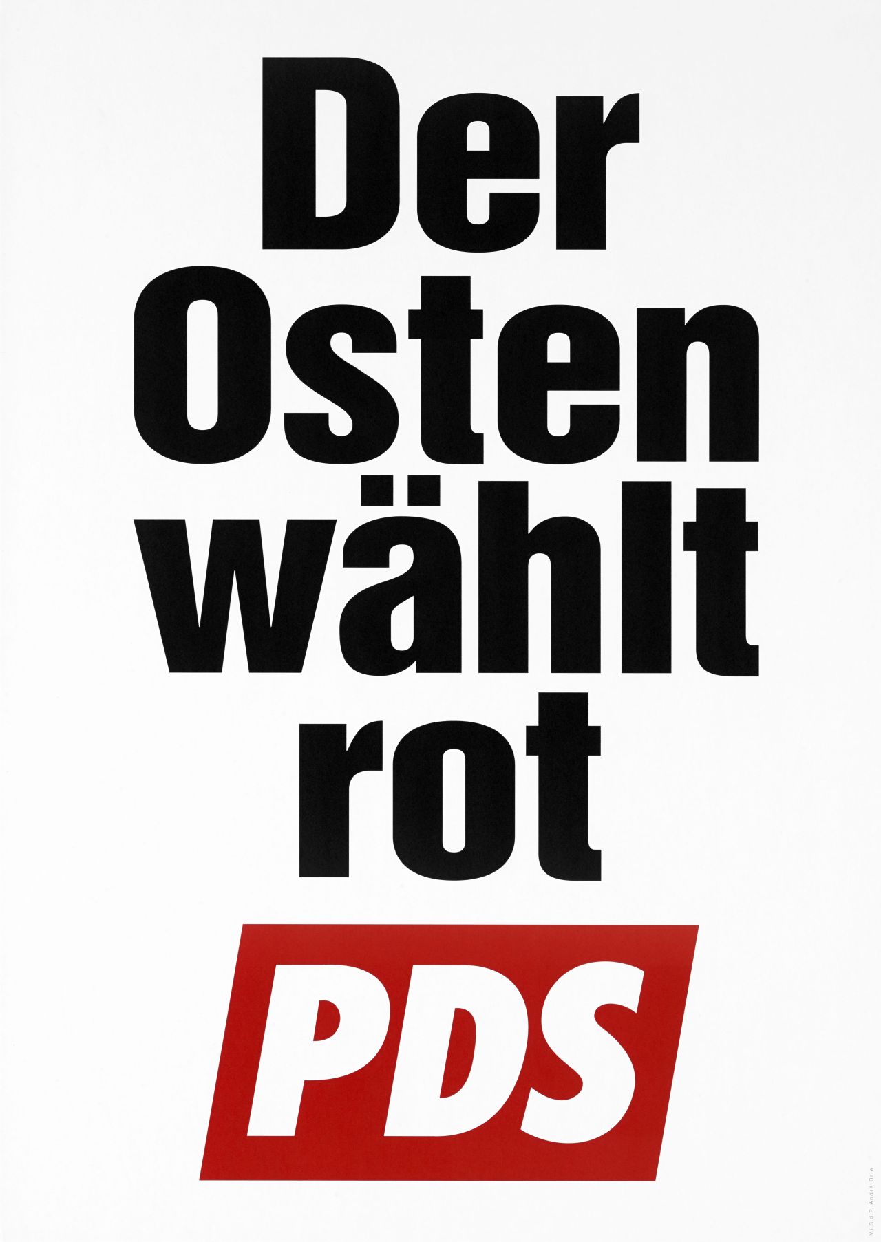 Wahlplakat, Hochformat. Bezeichnung in großer schwarzer Schrift (vierzeilig) auf weißem Grund. Unten weiß auf rot: PDS.