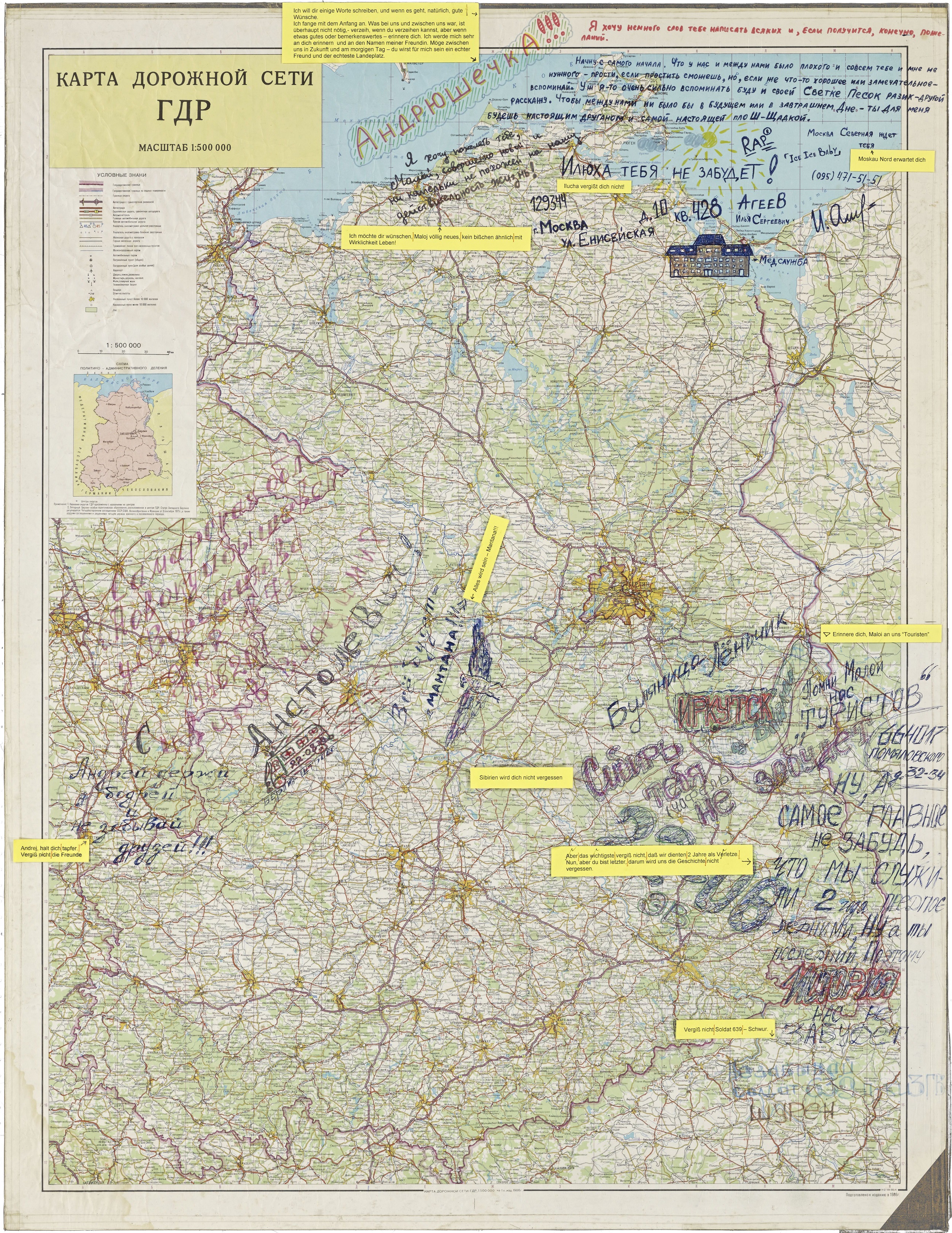 Tafel mit farbiger DDR-Karte im Maßstab 1:500 000 mit Klarsichtfolie überzogen. Darauf handschriftliche Kommentare in kyrillischer Schrift. Außerdem gelbe Aufkleber mit deutschen Übersetzungen u.a.: Andre halt dich tapfer vergiss nicht die Freunde.
Übersetzung: Landkarte mit dem Straßennetz der DDR.
