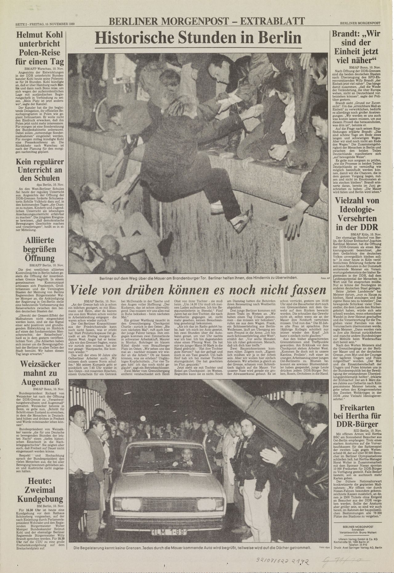 Titelseite der Berliner Morgenpost vom 10. November 1989. Schlagzeile: Historische Stunden in Berlin. Zitat: Gestern Nacht war das deutsche Volk das glücklichste auf der Welt. Großes schwarzweißes Foto einer großen Menschenmenge auf der berliner Mauer vor dem Brandenburger Tor. Weitere Artikel und Fotografien zum Mauerfall. Auf der zweiten Seite Nahaufnahme von Personen, die gerade über die Mauer klettern. Auf der Mauer reichen andere Menschen die Hände, um die Kletterer hochzuziehen. Ein zweites Foto zeigt einen Mann in einem Trabant, der bei offener Schranke über die Grenze fährt. Rechts und links stehen Menschen, die ihn beklatschen.