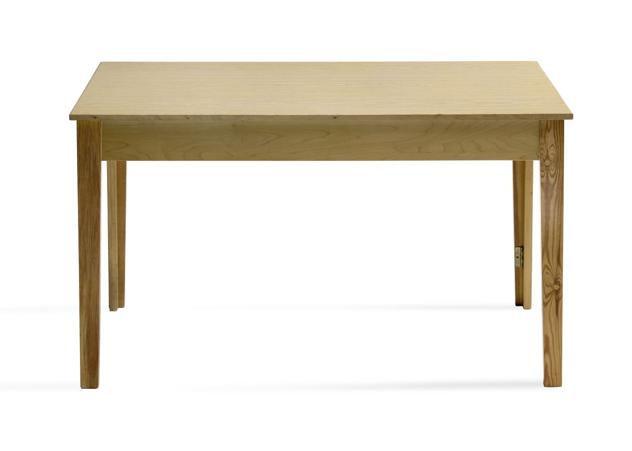 Brauner Tisch mit vier Holzbeinen und aufgelegter Platte.