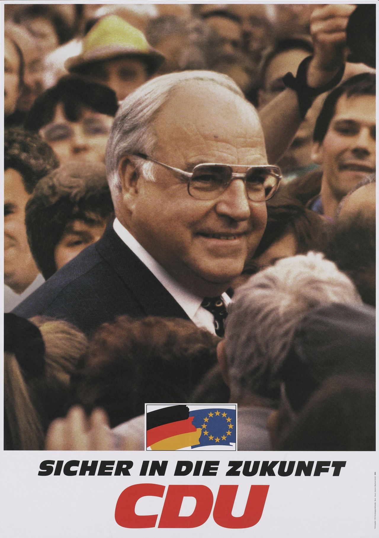 Fotomontage: Porträt Helmut Kohls, umgeben von Menschenmenge; im Bild unten: Deutschland- und Europaflagge; darunter auf weißem Feld: Sicher in die Zukunft - CDU (schwarz, rot).