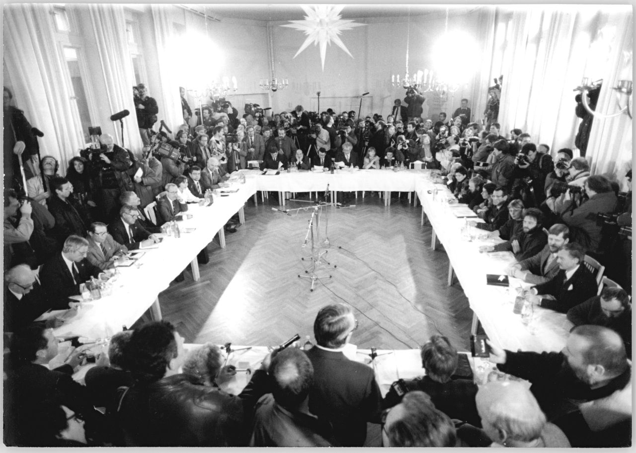 Das Foto vom 6.12.1989 zeigt eine Momentaufnahme der Gespräche am Runden Tisch im Dietrich-Bonhoeffer Haus in Berlin.