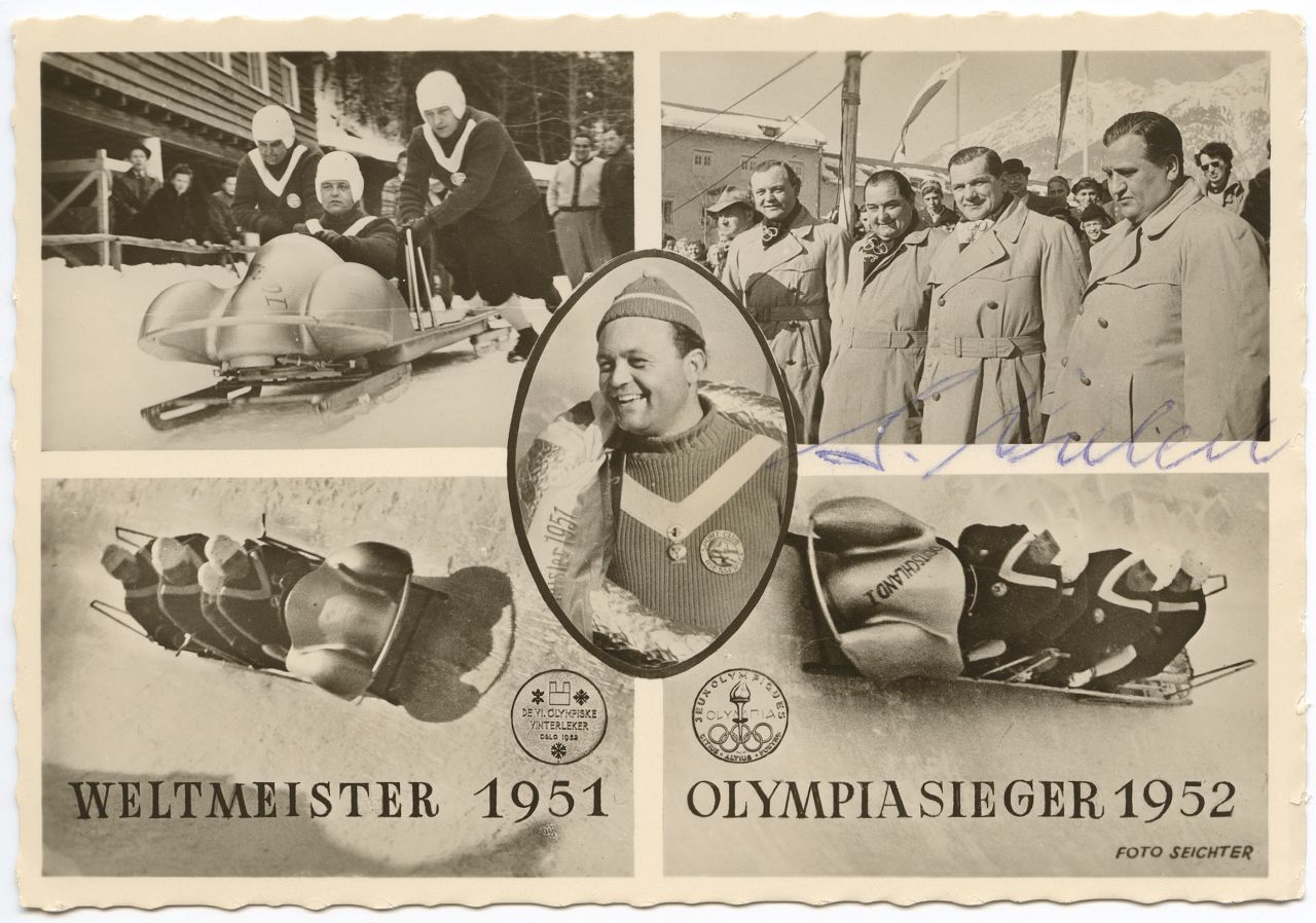 Schwarz-Weiss-Postkarte mit fünf Fotomotiven zur Viererbobmanschaft. U.a. mittig Bild von Anderl Ostler mit Siegerkranz. Im rechten Kartenteil Unterschrift von Lorenz Nieberl. Unten Schriftzüge: ‚Weltmeister 1951‘ und ‚Olympiameister 1952‘.