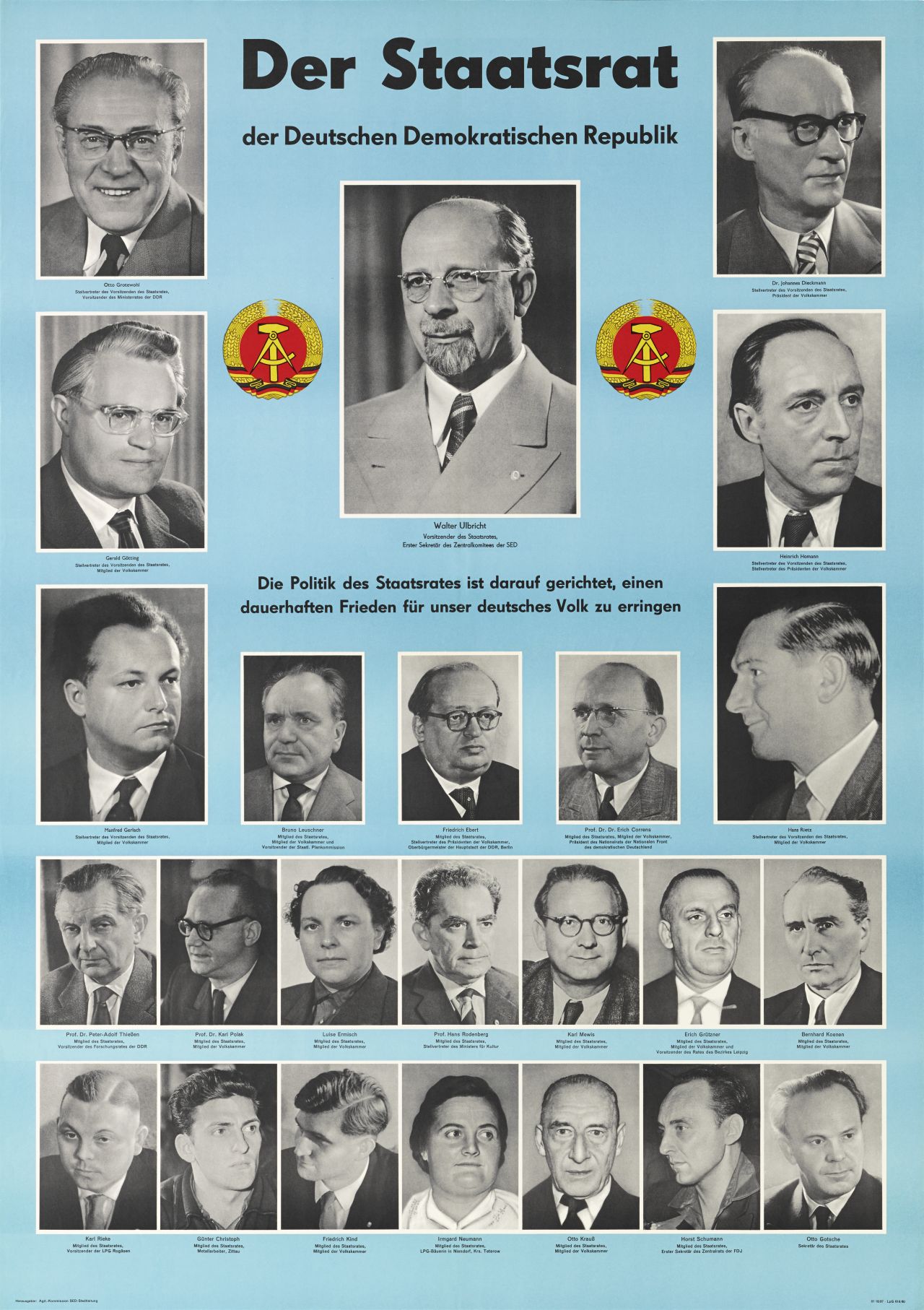 Fotos der Staatsrats-Mitglieder. Mittig größeres Bild von Walter Ulbricht, flankiert von DDR-Emblemen rechts und links. Darunter Schriftzug: 'Die Politik des Staatsrates ist darauf gerichtet, einen dauerhaften Frieden für unser deutsches Volk zu erringen.'