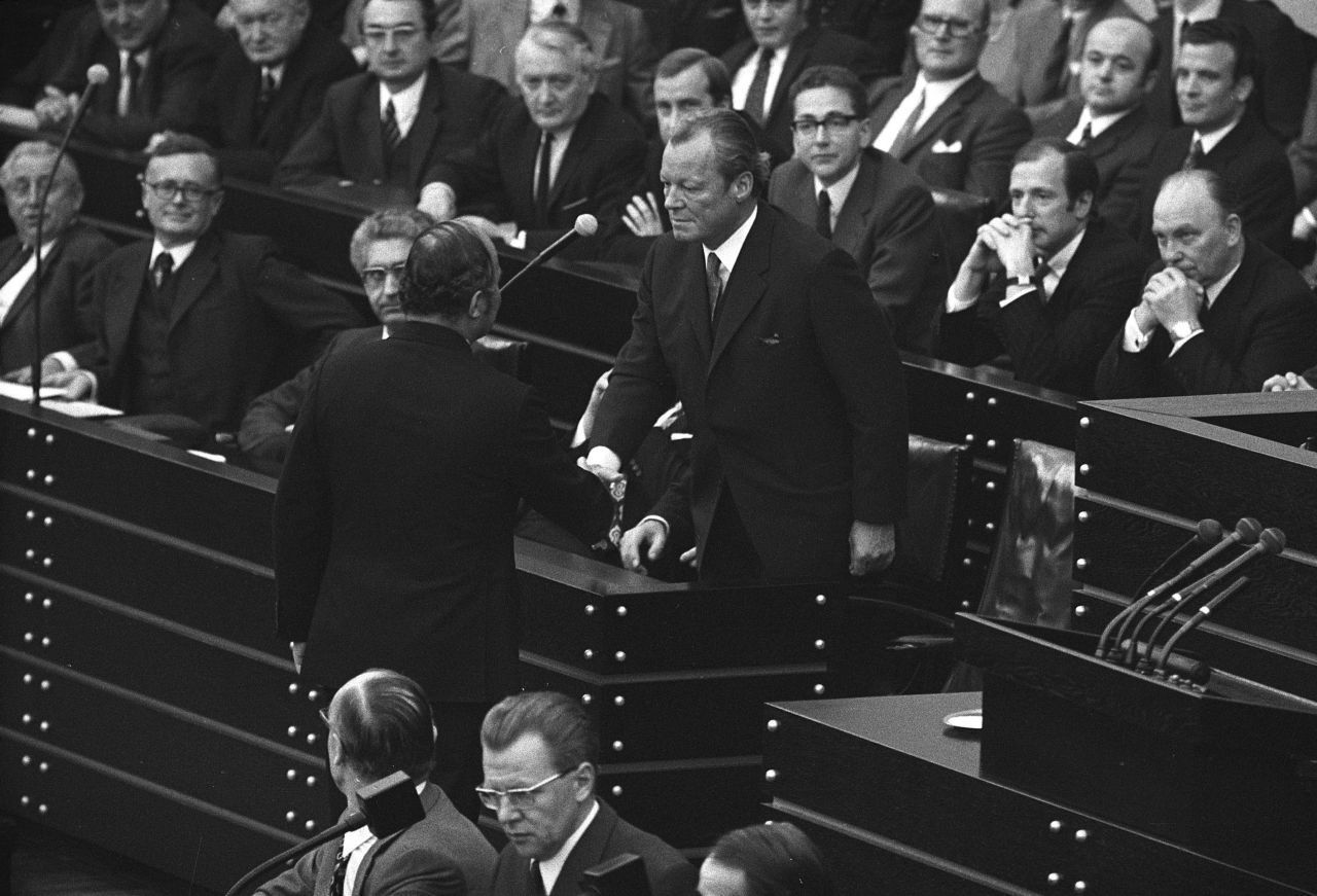 Der CDU-Fraktionsvorsitzende Rainer Barzel gratuliert Bundeskanzler Willy Brandt zum Sieg nach dem gescheiterten Konstruktiven Misstrauensvotum