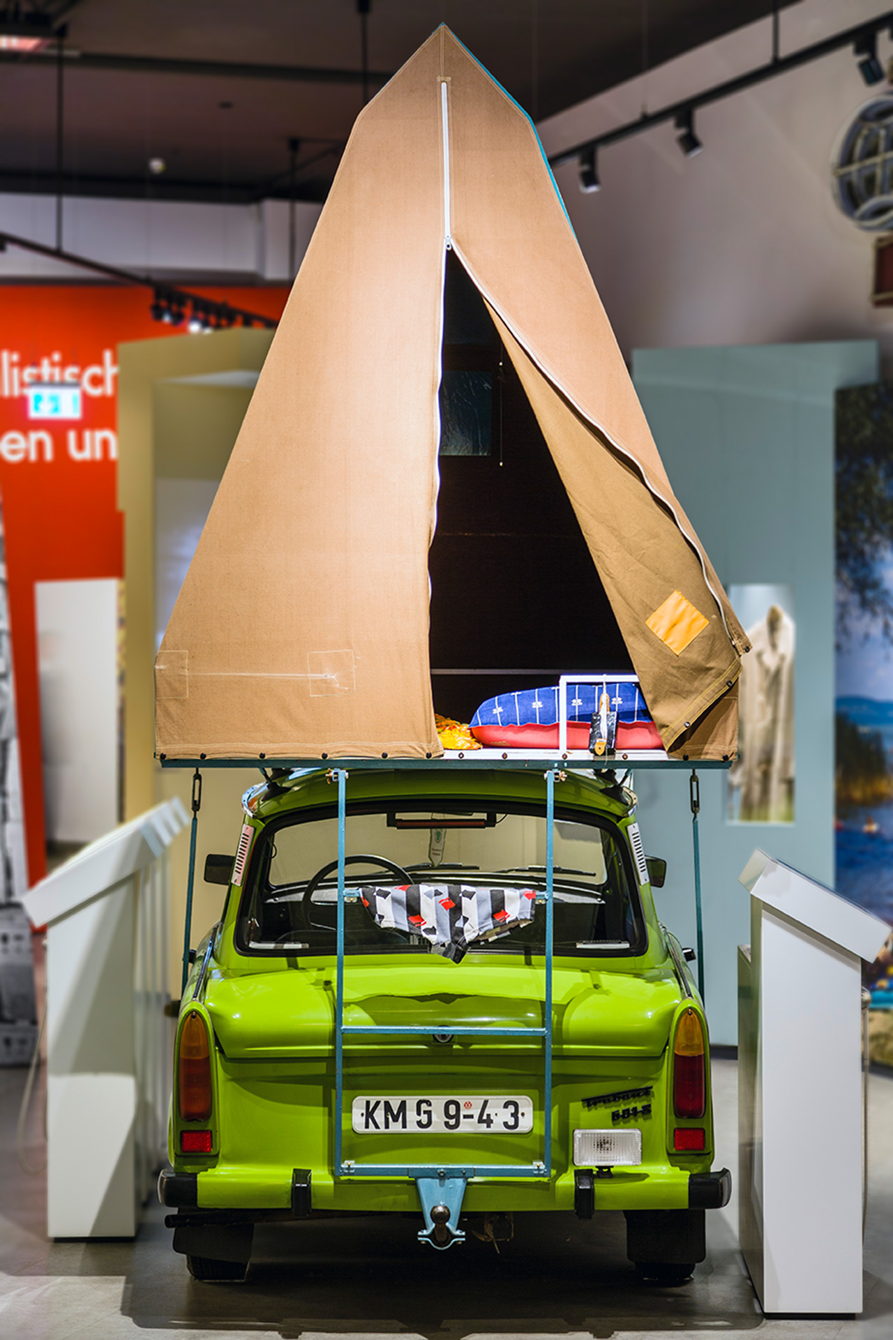 Der Schlosser Gerhard Müller aus Limbach-Oberfrohna erfindet 1976 ein Autodachzelt, das er und seine Lebensgefährtin bald in Serie herstellen. Es ist so begehrt, dass sie mit der Produktion kaum nachkommen. Kein Wunder: Das Zelt auf dem Dach ermöglicht ungebundenes Reisen und ein Gefühl von Freiheit.