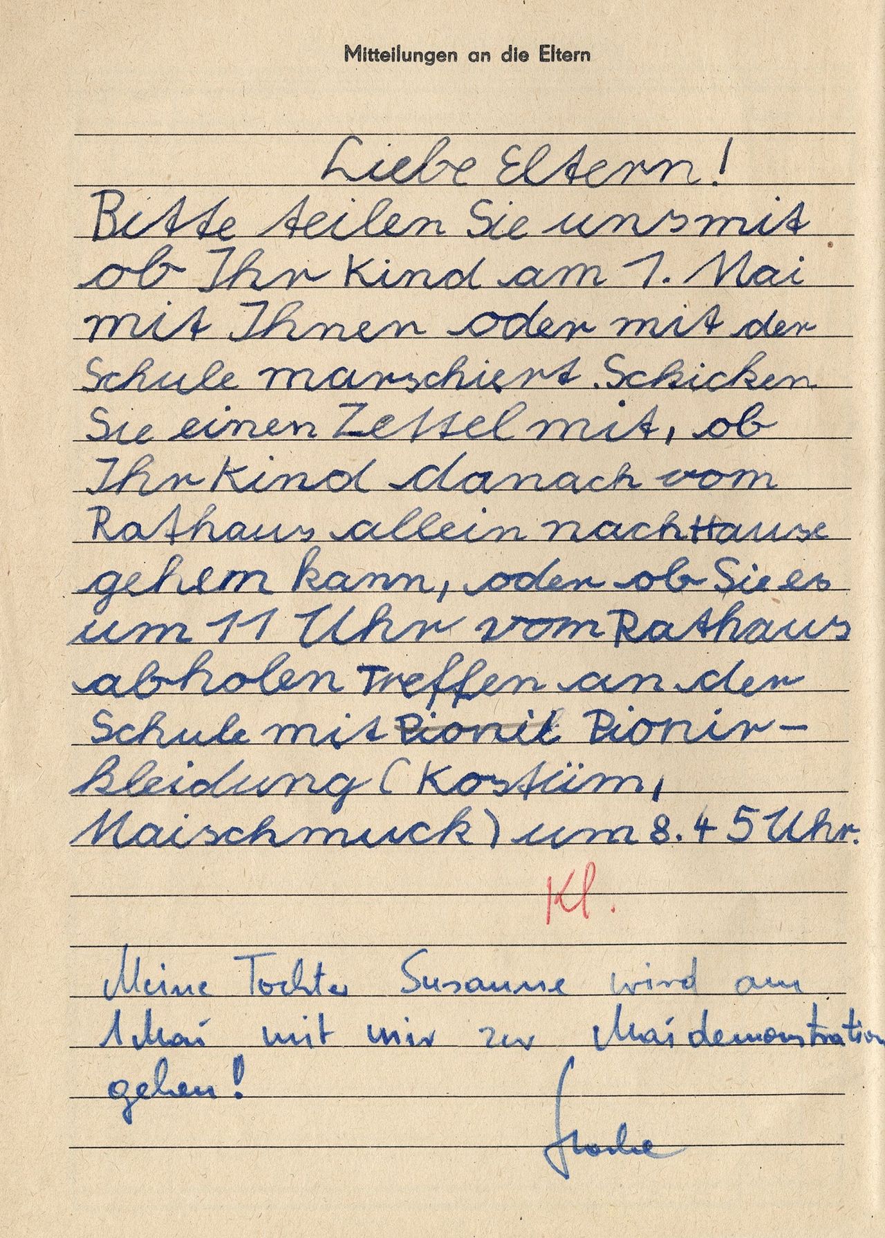 Der 1. Mai ist als „Internationaler Kampf- und Feiertag der Werktätigen für Frieden und Sozialismus“ auch in der DDR ein gesetzlicher Feiertag. Die jährlichen Mai-Demonstrationen sind staatlich organisiert, Schulen und Arbeitskollektive sind zur Teilnahme verpflichtet. In einer „Mitteilung an die Eltern“ fragt die Lehrerin einer 1. Klasse, ob die Schülerinnen und Schüler mit der Schule oder den Eltern an der Mai-Kundgebung teilnehmen werden. Der Vater einer 6-jährigen Schülerin vermerkt im Hausaufgabenheft seiner Tochter, dass sie mit ihm zur Demonstration gehen wird.