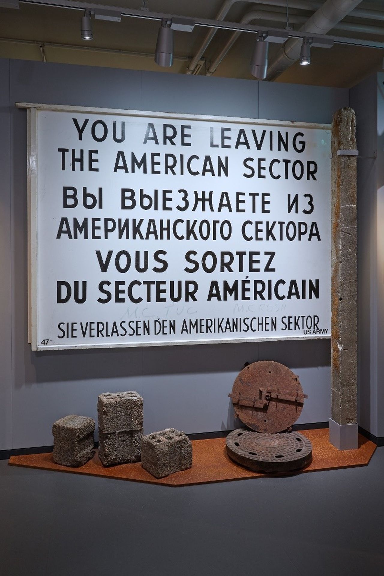 Zwischen 1949 und 1961 fliehen etwa 2,8 Millionen Menschen aus der DDR in die Bundesrepublik. Weil vor allem junge, gut ausgebildete Menschen das Land verlassen, leidet die Wirtschaft in der DDR. Die SED reagiert und lässt 1961 eine Mauer durch Berlin bauen. Zehntausende sind vorher aus dem sowjetischen in einen westlichen Sektor dieser geteilten Stadt und von dort aus weiter in die Bundesrepublik geflohen. 
Dieses letzte Schlupfloch ist nun geschlossen, Fluchtversuche werden lebensgefährlich. Die erste Mauer besteht aus Hohlblocksteinen, Betonpfählen und sogenannten V-Trägern mit Stacheldraht. Über die Jahre wird sie massiver und um einen breiten Grenzstreifen erweitert.