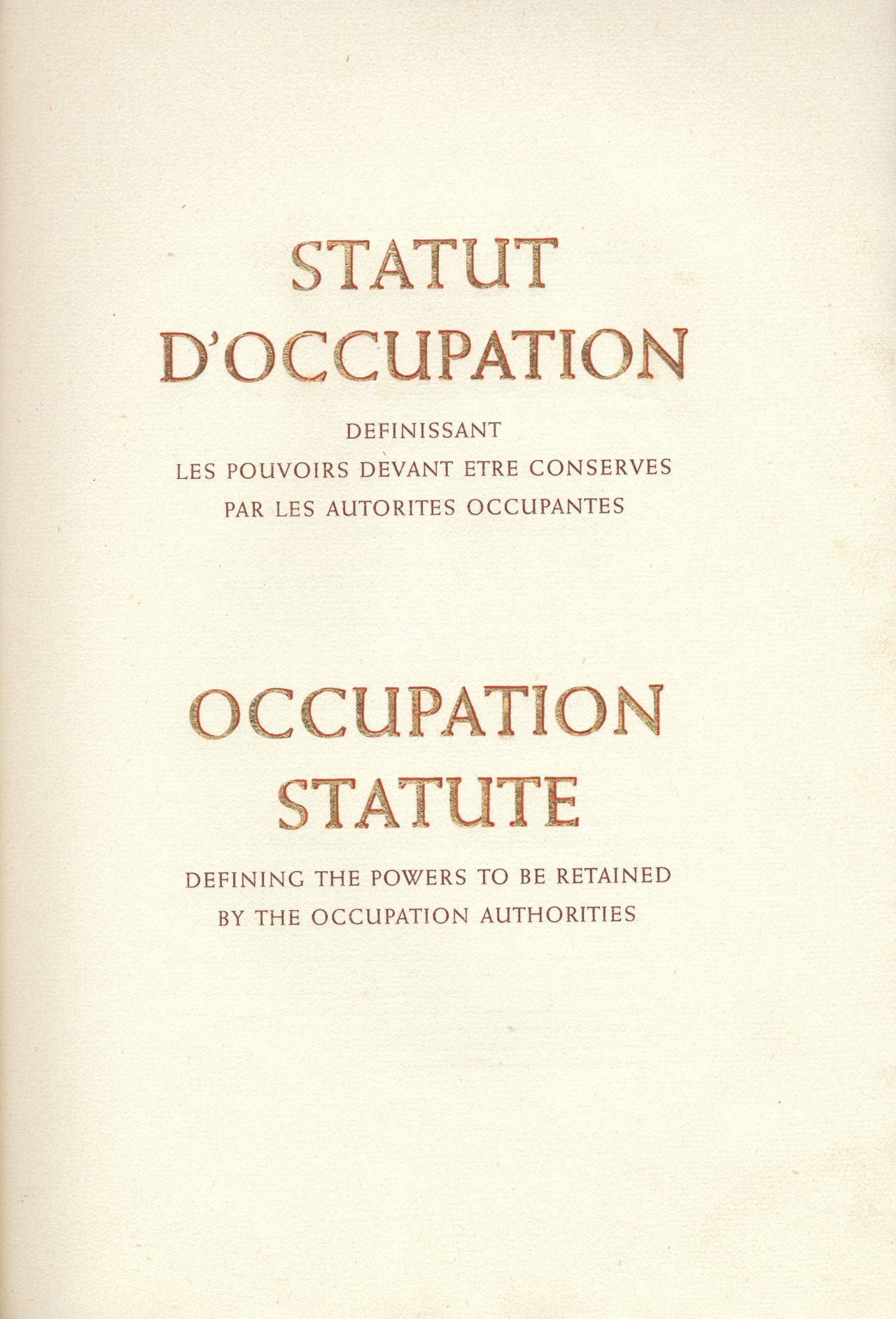 Text auf der Titelseite: Statut D'Occupation Definissant Les Pouvoirs Devant Etre Conserves Par les Autorites Occupantes sowie Occupation Statue defining the powers to be retained by the Occupation Authorities. Es folgenden drei Seiten englischer Text.