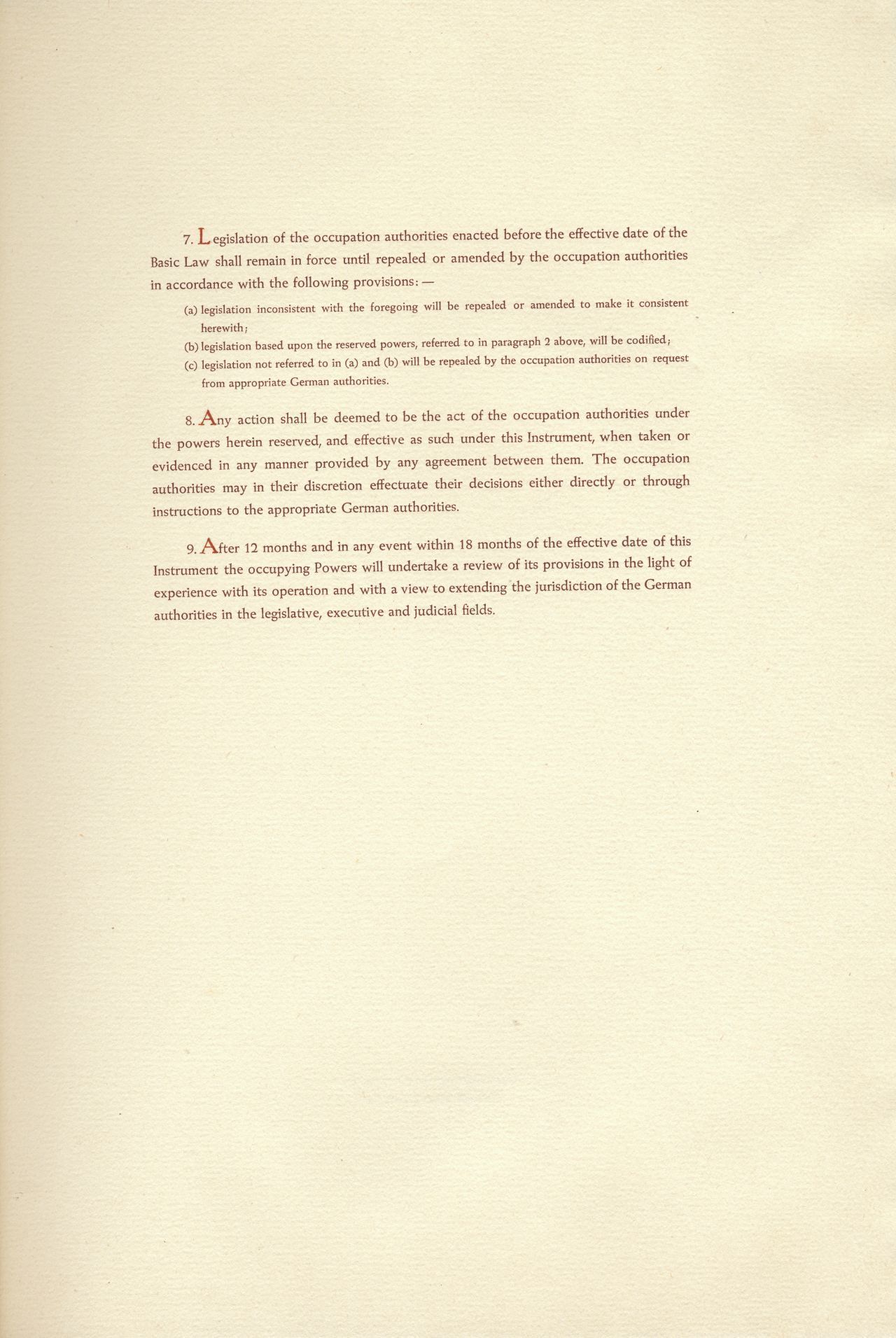 Text auf der Titelseite: Statut D'Occupation Definissant Les Pouvoirs Devant Etre Conserves Par les Autorites Occupantes sowie Occupation Statue defining the powers to be retained by the Occupation Authorities. Es folgenden drei Seiten englischer Text.