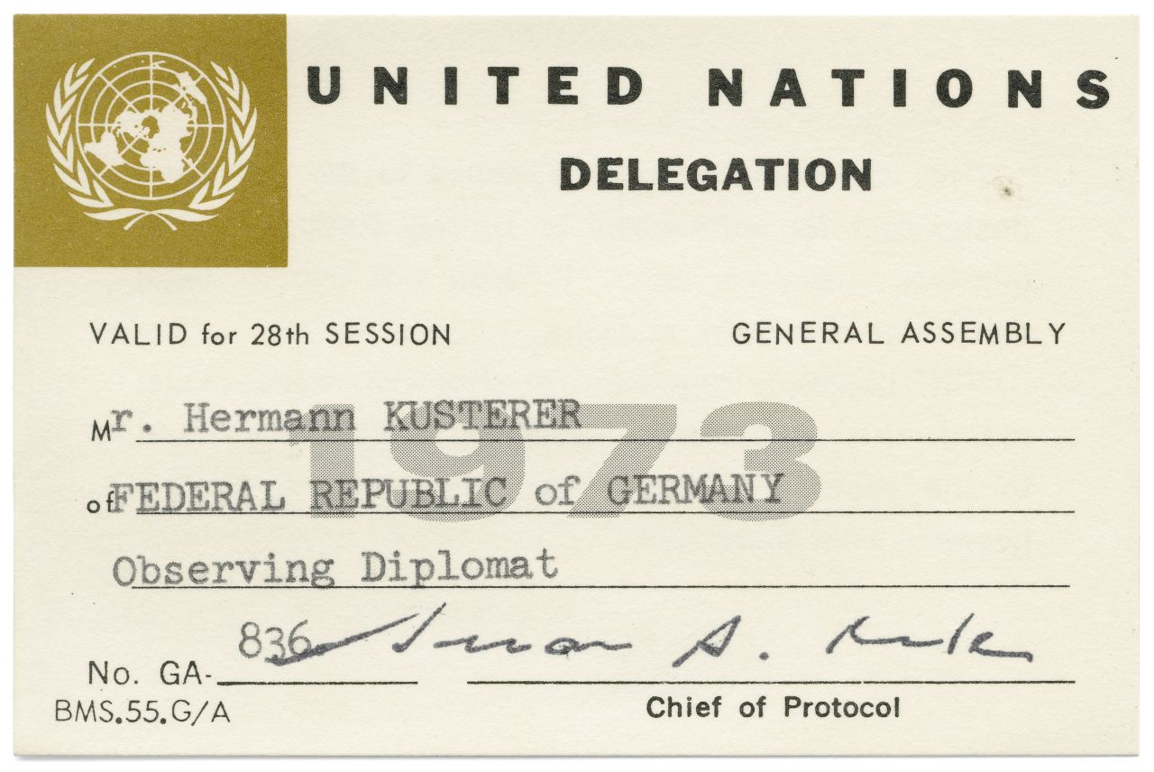 Ausweis des Chefdolmetsches im Auswärtigen Amt, Hermann Kusterer, der zur Teilnahme an der 28. Vollversammlung der Vereinten Nationen berechtigt. 