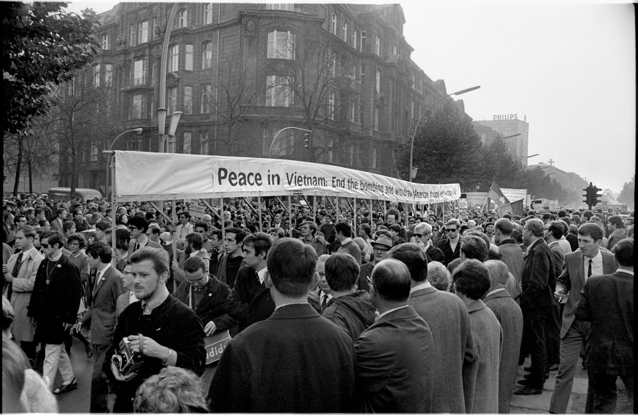 schwarz-weißes Foto-Negativ: Demonstranten und Schaulustige beim Internationalen Demonstrationstag gegen den Vietnamkrieg