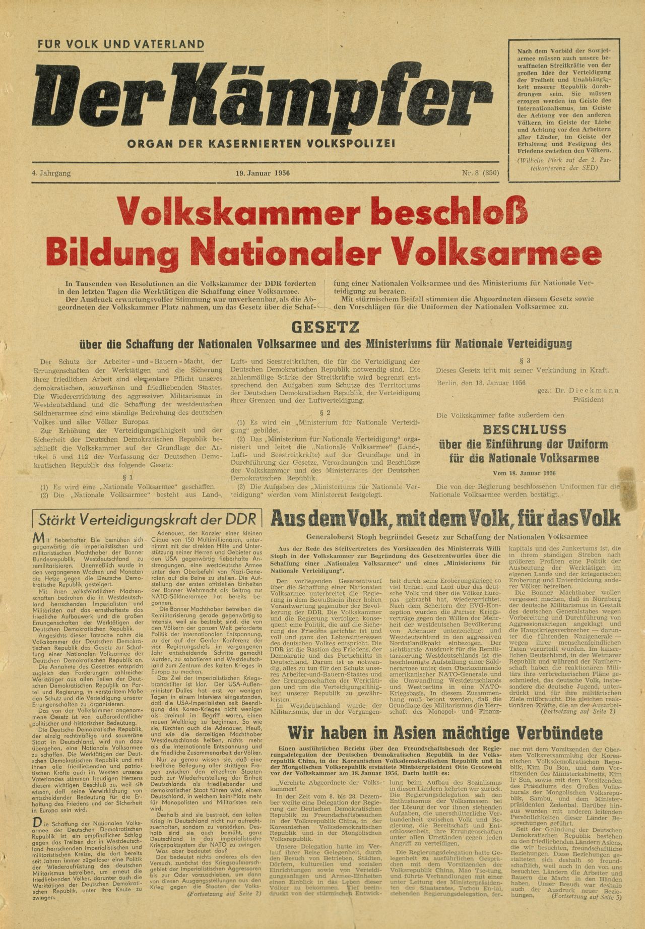 Bräunlich bedrucktes Blatt. Im Kopf: Für Volk und Vaterland / Der Kämpfer / Organ der kasernierten Volkspolizei / 4. Jahrgang 19. Januar 1956 Nr. 8. Die rot gedruckte Schlagzeile lautet: Volkskammer beschloß / Bildung Nationaler Volksarmee.