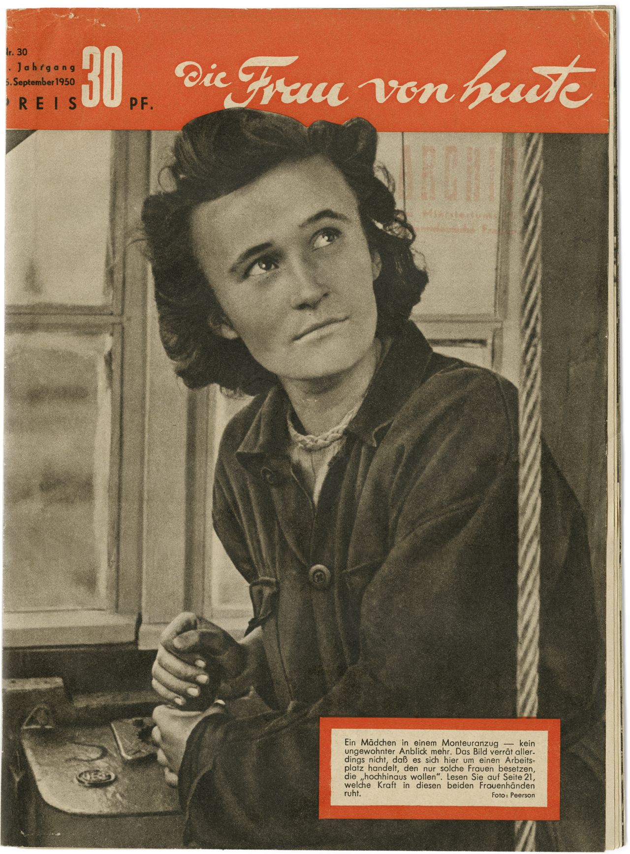 Titelseite der Zeitschrift Frau von heute mit schwarz-weiß-Foto einer nach oben schauenden Frau. Orangene Titelzeile mit dem Namen der Zeitschrift.