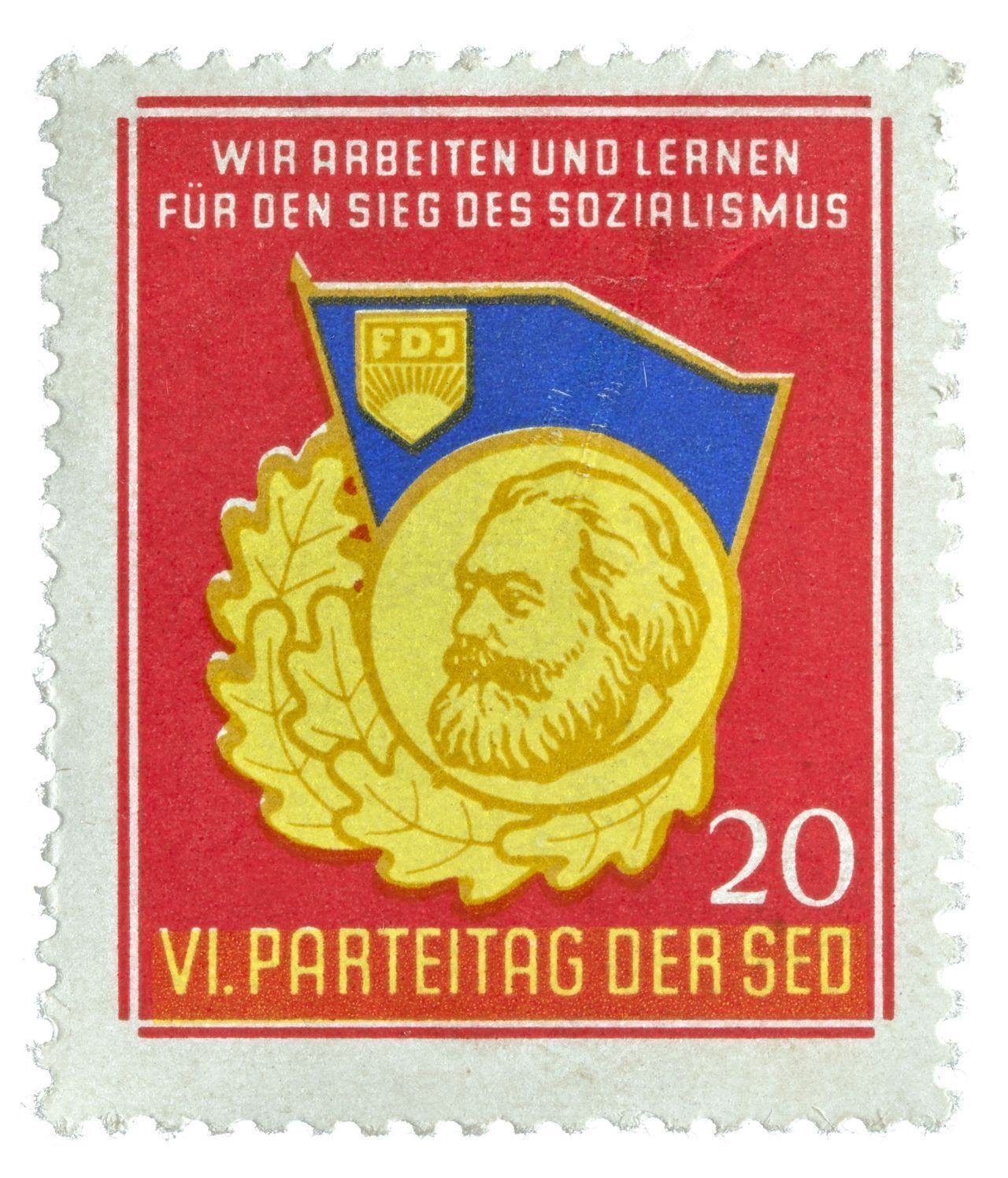 Farbige Spendenmarke; gezähnt; rotgrundig; oben in weißer Schrift: Wir arbeiten und lernen / für den Sieg des Sozialismus; darunter: farbige Abbildung: goldgerahmte blaue Fahne mit Emblem der Freien Deutschen Jugend: stilisierte aufgehende Sonne und Schriftzug FDJ, goldene Medaille mit Profil von Karl Marx und goldener Eichenlaubkranz; daneben, rechts: Wertangabe: 20; unten, in goldener Schrift: VI. Parteitag der SED; RS: gummiert; wird in einem roten Album zwischen Pergaminpapier aufbewahrt.