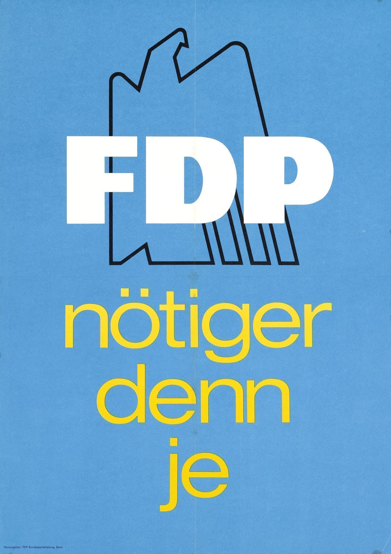 Blaugrundiges Wahlplakat zur Bundestagswahl 1965, das in der oberen Hälfte im Hintergrund einen stilisierten Bundesadler zeigt (schwarz) und davor 'FDP' in weiß. Darunter steht (gelb): 'nötiger denn je'.