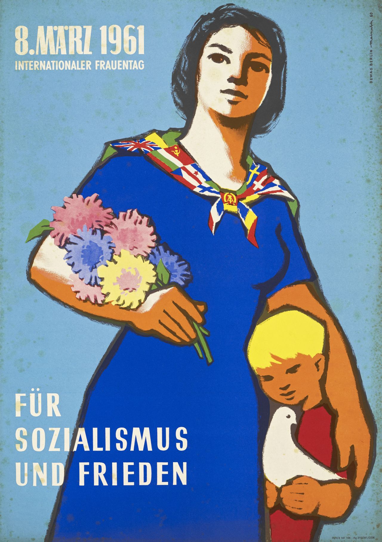 Hintergrund: blau, oben links in weißer Schrift Datum, unten links: Für Sozialismus und Frieden, mittig Frau mit Blumenstrauß, die ein Kind mit einer weißen Taube an sich drückt. Sie trägt ein Halstuch, das aus verschiedenen Fahnen zusammengesetzt ist.