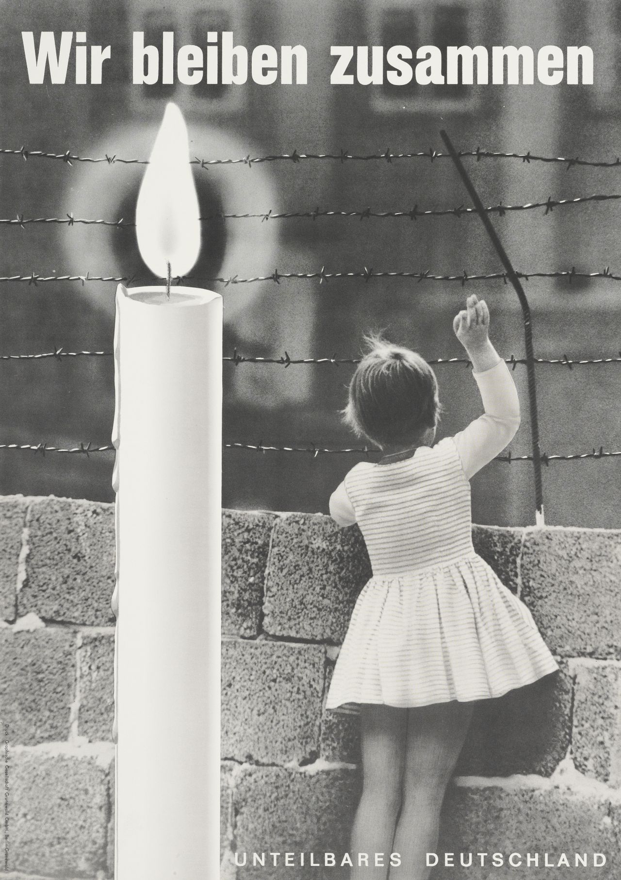 Schwarz-weißes Plakat:  Foto eines kleinen Mädchens, das über eine Mauer mit Stacheldraht winkt. Linke Plakathälfte: überdimensionale, brennende Kerze. Text obere Plakathälfte: 