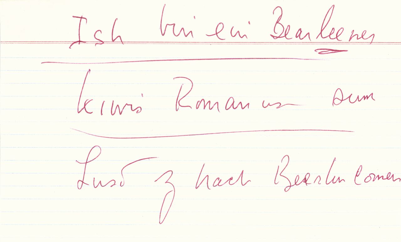 Mit roter Tinte handschriftlich beschriebene Manuskriptkarte: Ish bin ein Bearleener, Kiwis Romanus sum, Last si nach Bearlin comen.