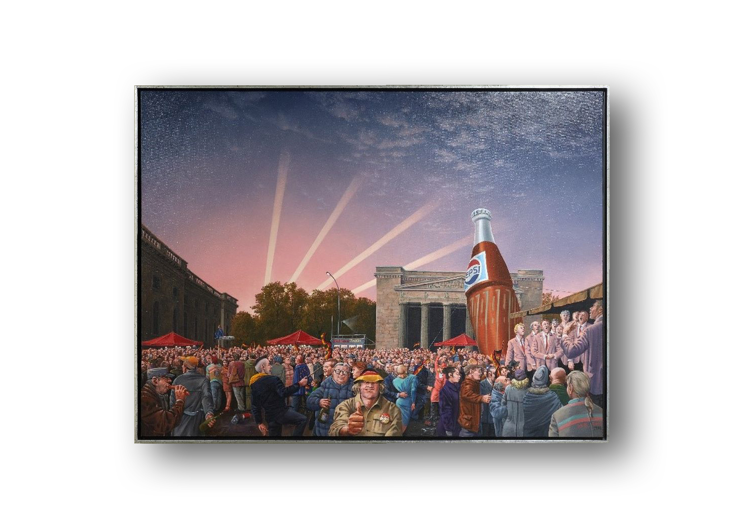 farbenfrohes Gemälde, Menschenmenge versammelt sich vor der Neuen Wache in Berlin, Teilnehmer tragen schwar-rot-goldene Fahnen, Hüte und Schals. Rechts auf einer Bühne ist ein in rosa gekleideter Herrenchor zu sehen. Dahinte eine überdimensionierte Pepsi-Flasche, die das Gebäude der Neuen Wache um Längen überragt. Vorne im Bild schaut ein Mann aus der Menschenmenge direkt zum Betrachter. Er trägt einen Anstecker mit der Aufschrift: 3. Okt. 90