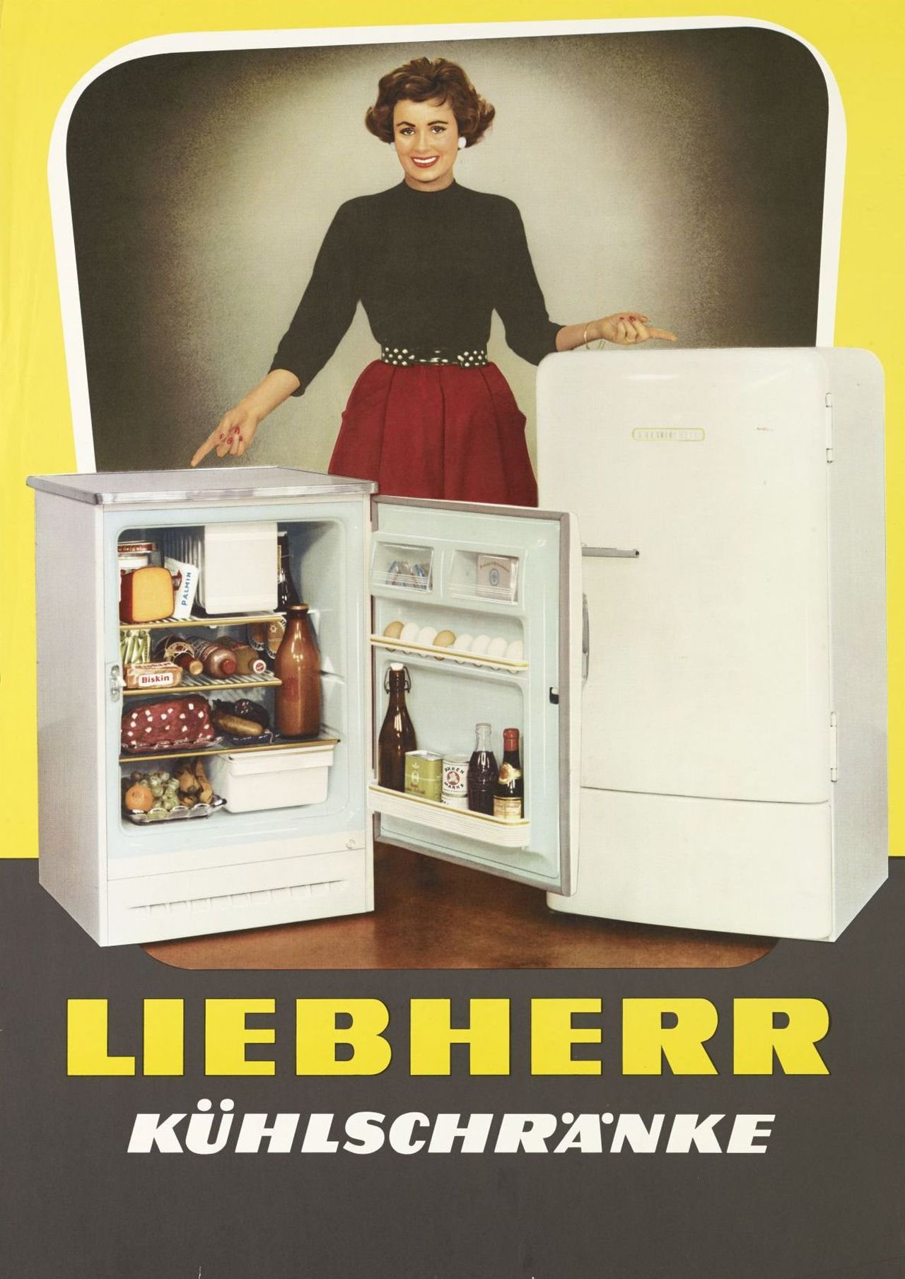 Die farbige Zeichnung zeigt eine junge Frau, die hinter zwei verschiedenen Liebherr-Kühlschrank-Modellen steht. Das linke ist in geöffnetem Zustand, das rechte in geschlossenem gezeigt. Darunter erscheint der Werbetext (