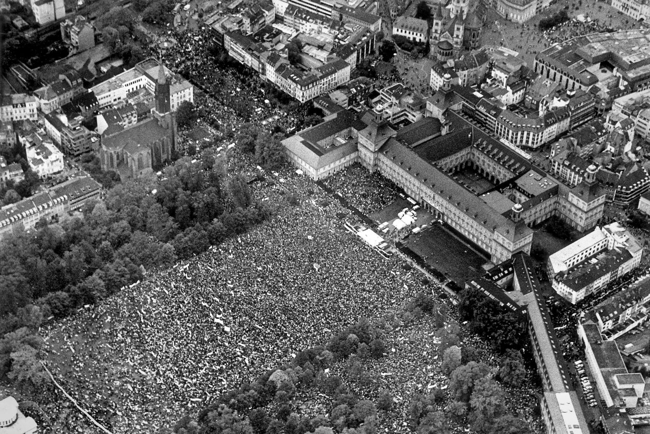 schwarz-weiße Luftaufnahme der Abschlusskundgebung der Friedensdemonstration gegen die Nachrüstung im Bonner Hofgarten
