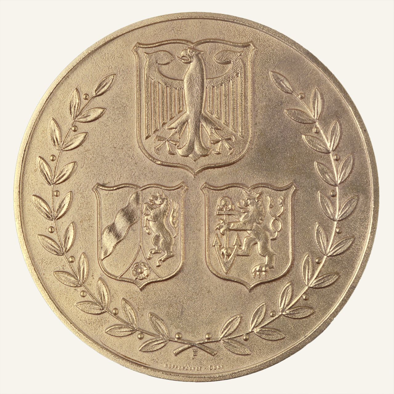 Vergoldete Bronzemedaille in Orginaletui; Vorderseite: Randstäbchen, erhabene Umschrift; Mittelmedaillon: 4-zeilige erhabene Inschrift, getrennt durch erhabenen Lorbeerzweig; Rückseite: Randstäbchen, umlaufender erhabener Lorbeerzweige; Mittelfeld: drei erhabene Wappen: Bundesrepublik, Nordrhein-Westfalen, Düsseldorf.