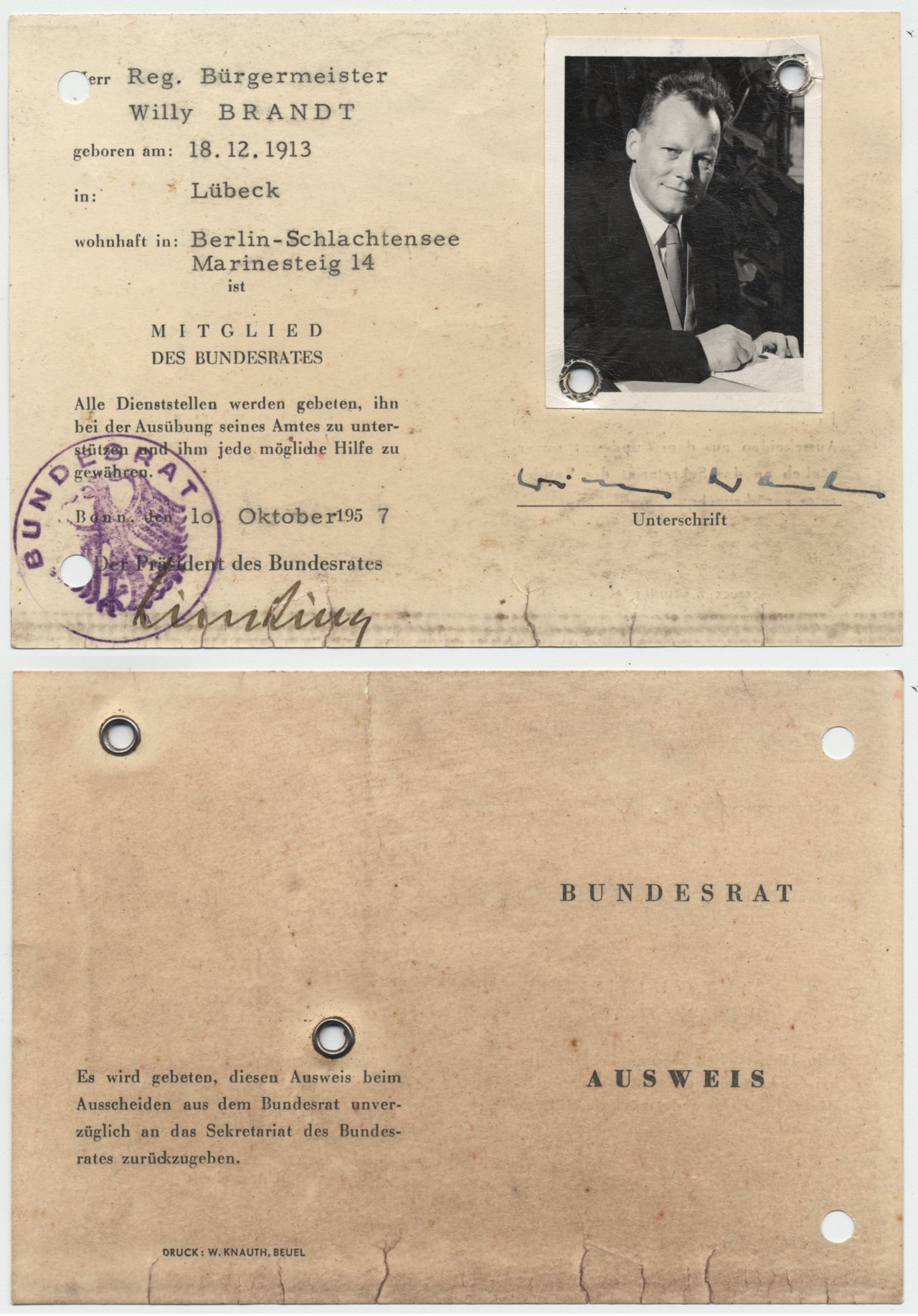 Dokument im Postkartenformat mit Angaben zur Person Willy Brandt. Unterzeichnet vom Päsidenten des Bundesrates. Links in der Ecke Stempel mit dem Wort Bundesrat und dem Bundesadler. Rechts Passfoto von Willy Brandt im Anzug. Darunter seine Unterschrift.