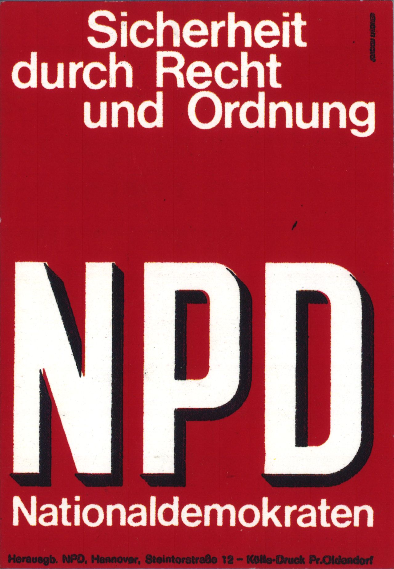 Die Grundfarbe des Aufklebers ist Rot. Die Schrift 'Sicherheit durch Recht und Ordnung' ist weiß. In der unteren Hälfte, die ganz von der Abkürzung NDP eingenommen wird, wurde als Schattenwurf auch Schwarz verwendet. Am unteren Rand ist ein Vermerk auf Herausgeber und Hersteller.