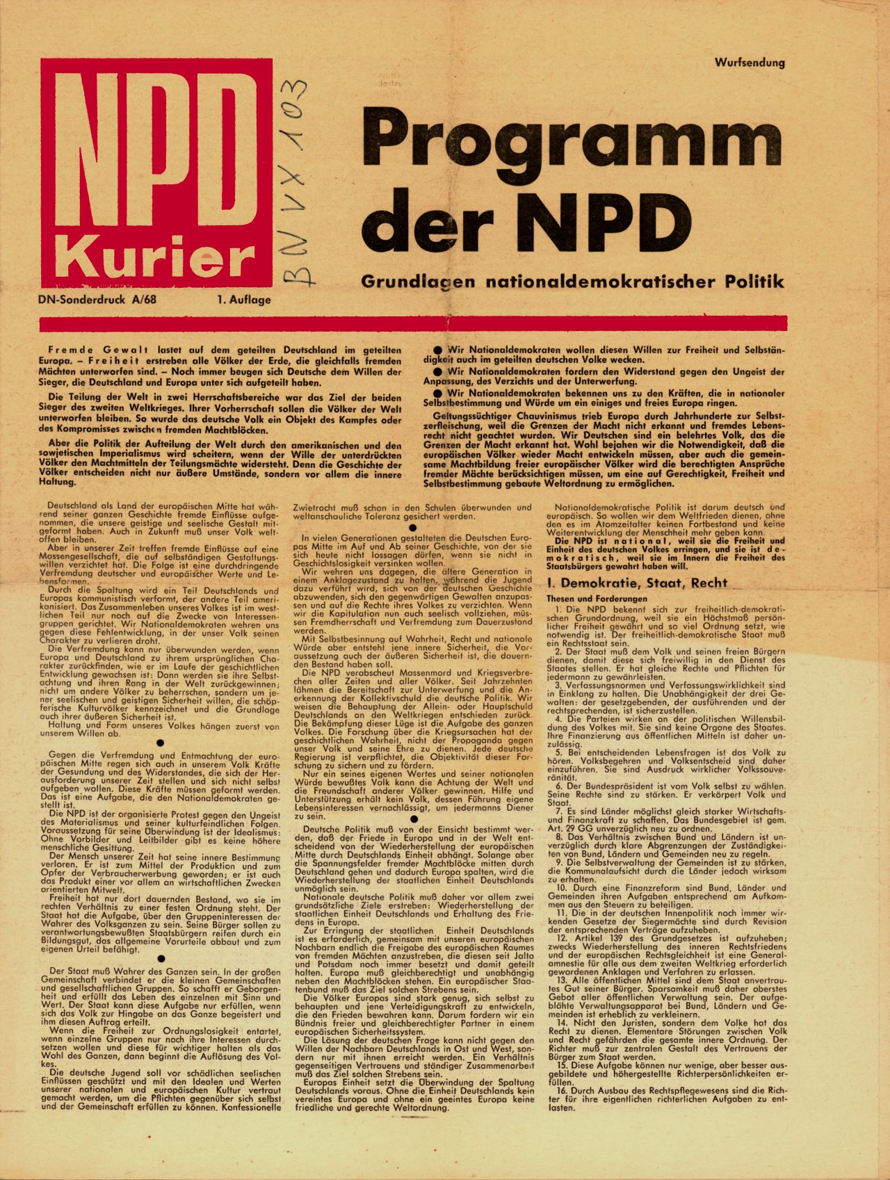 Bei diesem Sonderdruck des NPD Kuriers handelt es sich um eine Wurfsendung mit dem Programm der NPD. Auf vier Seiten sind die 'Grundlagen nationaldemokratischer Politik' abgedruckt. Auf der letzten Seite befinden sich je ein Vordruck für eine Beitrittserklärung zu Partei und ein Abonnement der 'Deutschen Nachrichten'.