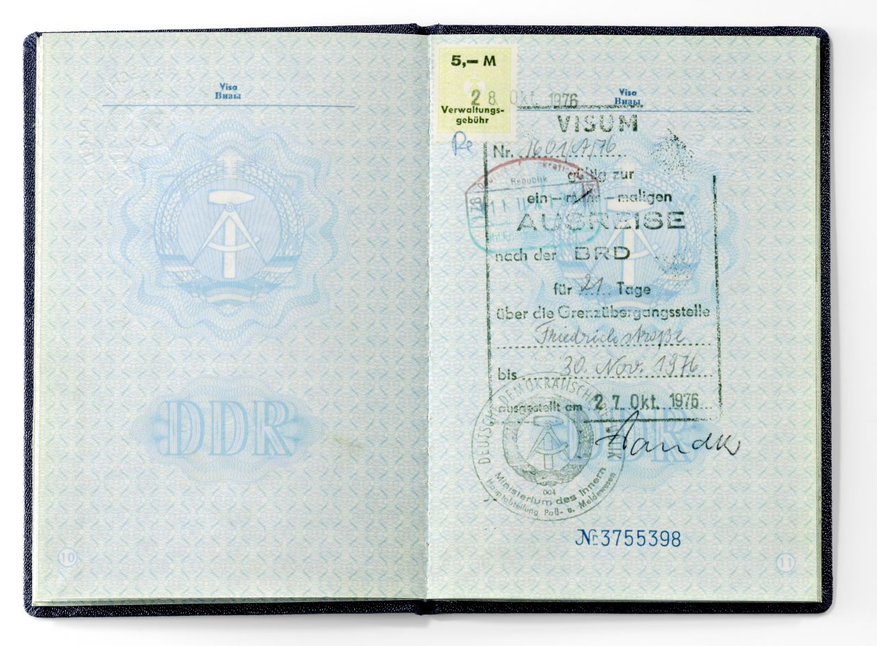 Reisepass: S. 2/3 Passfoto und Personalien sowie Passnummer. S.11 Visum zur 'einmaligen Ausreise nach der BRD' und Verwaltungsgebührenmarke.
