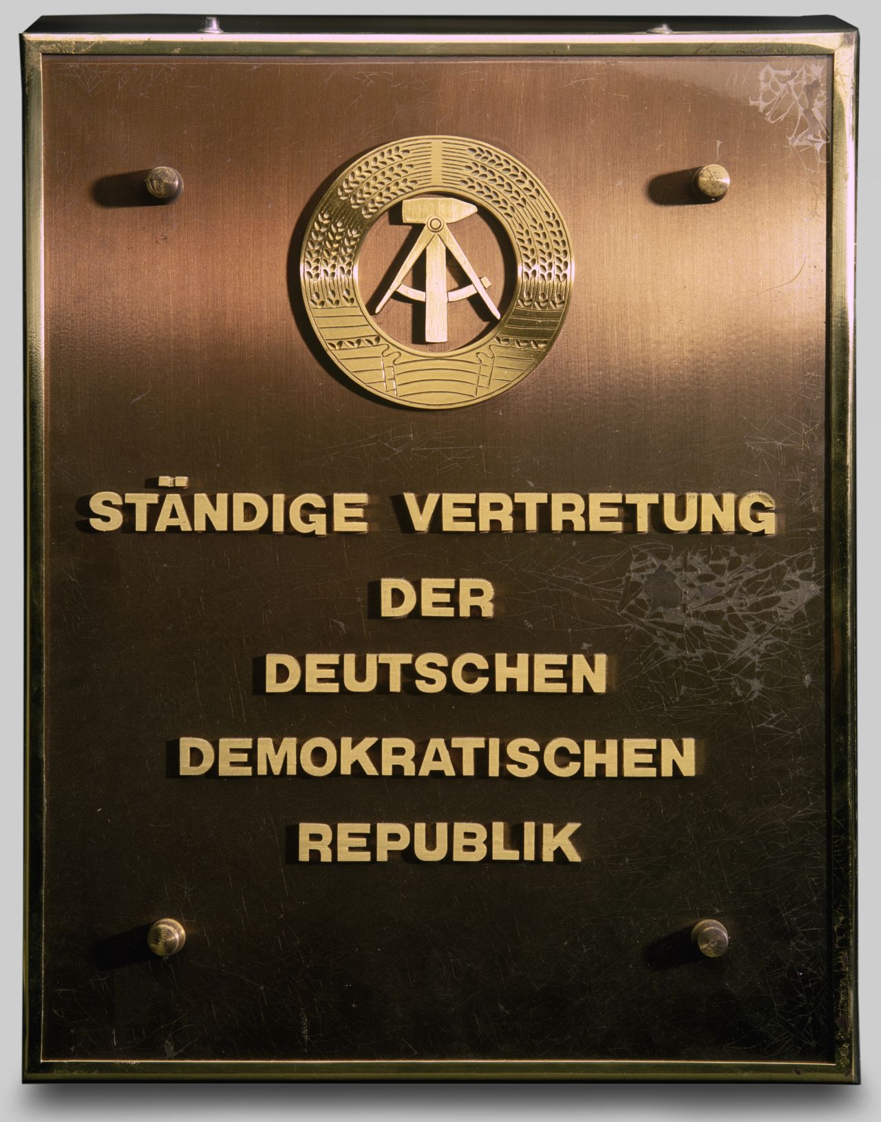 Schild mit dem DDR-Staatssymbol und der Beschriftung: Ständige Vertretung der Deutschen Demokratischen Republik