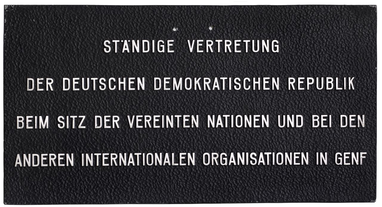 Schild der Ständigen Vertretung der Deutschen Demokratischen Republik beim Sitz der Vereinten Nationen und bei den anderenen internationalen Organisationen in Genf