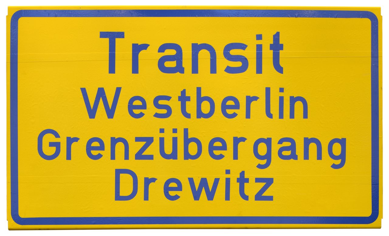 Gelbes Schild mit schmaler blauer Umrandung. Darauf blauer Text: 