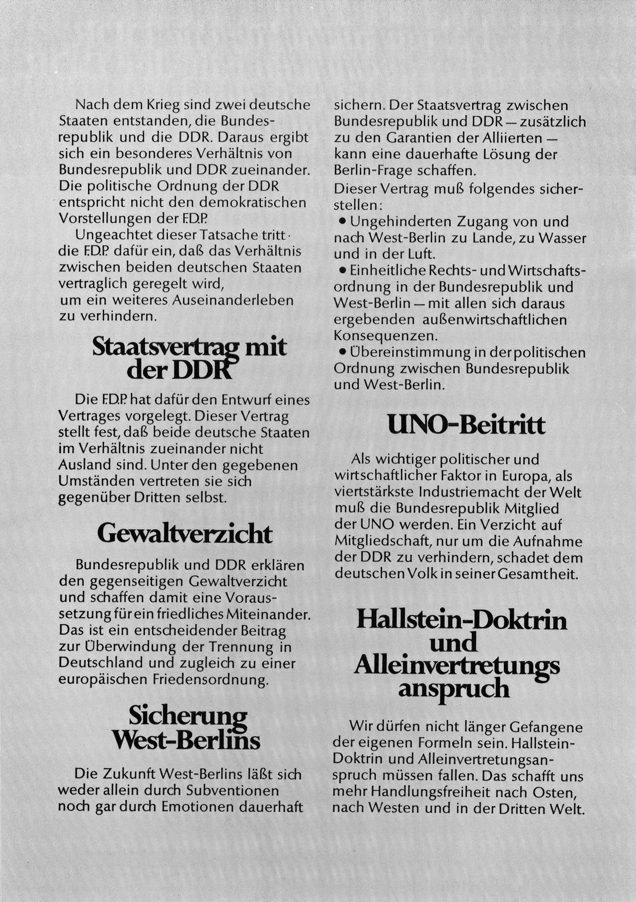 Zwei hellgrundige Blätter mit schwarzem Aufdruck. Erstes Blatt: Oberes Fünftel schwarz mit weißer Schrift: 'Wir haben nicht für die DDR zu sprechen, sondern mit der DDR. Schluß mit dem Alleinvertretungszopf.' Es folgt Kritik an der Großen Koalition und dem Alleinvertretungsanspruch. Die FDP dagegen meint, es sei an der Zeit aktiv zu werden und plädiert für Verhandlungen mit der DDR. Unten rechts: Ausschnitt aus der Deutschlandkarte. An Stelle der DDR tritt ein mit Stacheldraht umrahmter Fragebogen/Coupon, ob man die FDP-Punkte unterstützt.
Zweites Blatt: Stichpunkte und Erläuterungen zu den Forderungen der FDP: Staatsvertrag, Gewaltverzicht, Uno-Beitritt.