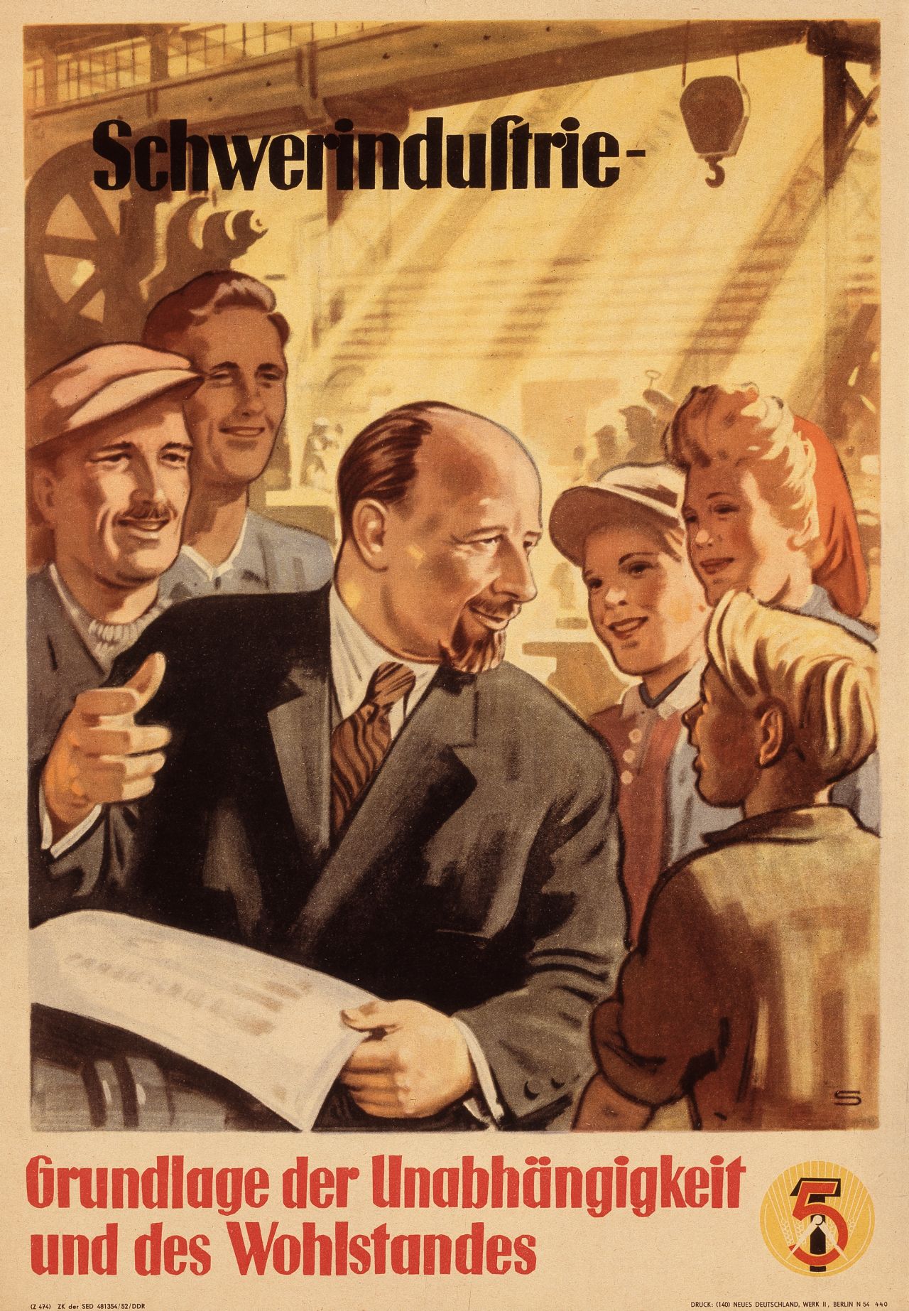 Das Plakat zeigt Walter Ulbricht inmitten von Arbeitern (Männer, Frauen, Jugendliche) (farbige Zeichnung). Oben im Bild steht 'Schwerindustrie' (schwarz). Am unteren Bildrand befindet sich links des Fünfjahrplanemblems folgender Text: 'Grundlage der Unabhängigkeit und des Wohlstandes' (rot).