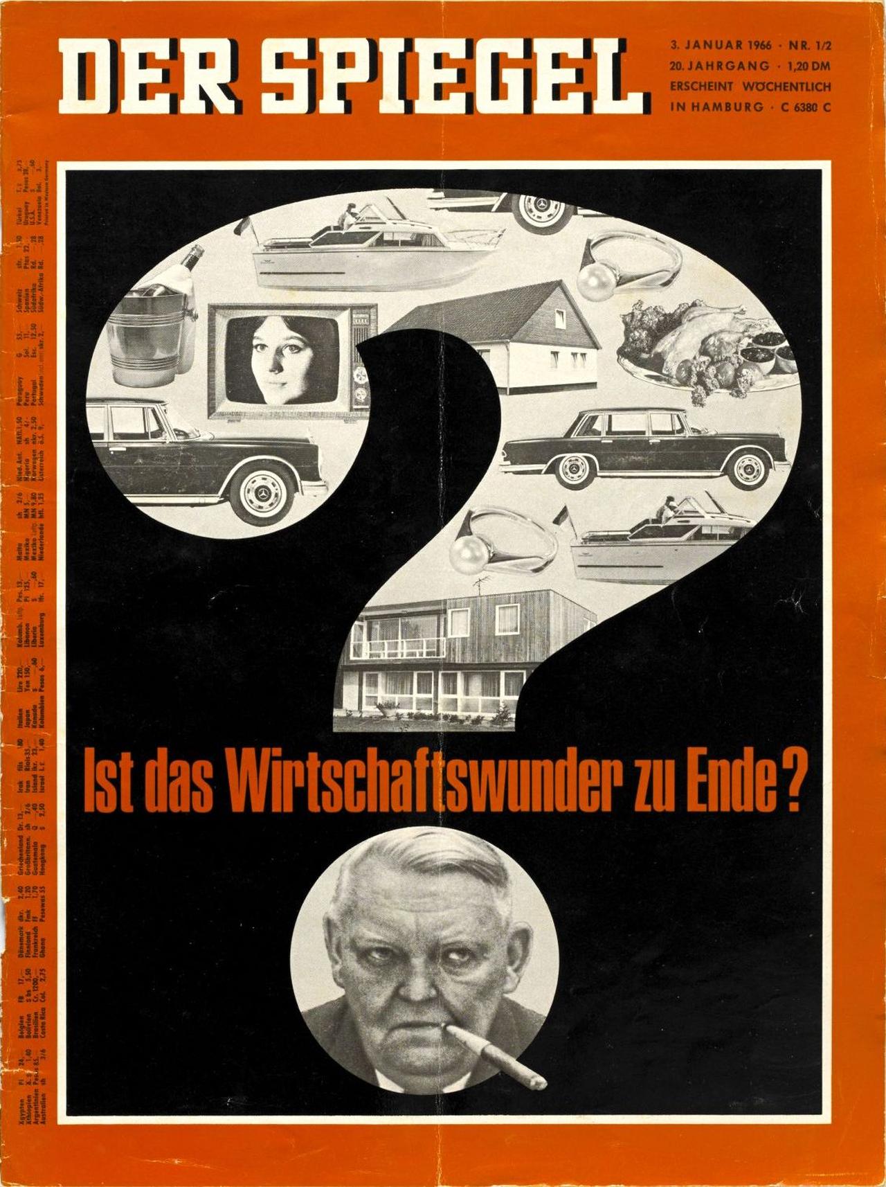 Mehrere Häuser in einer langen Reihe auf einer Straßen zu sehen, die von Bäumen und Büschen flankiert werden.